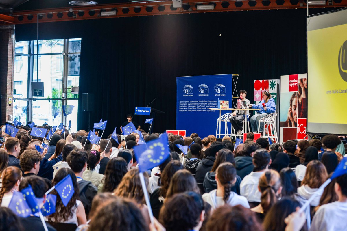 crisalidestudio's tweet photo. 🇪🇺 El 'Loft' celebra el Dia d’Europa a les Cotxeres de Sants amb centenars d’estudiants 

👉🏼 Test sobre vida i xarxes socials, consells per fer Interrail i conversa amb Mariona Casas sobre salut mental

🙌🏽 Capítol complet https://t.co/1ovrlRtPrc https://t.co/XGWh8wdsw0