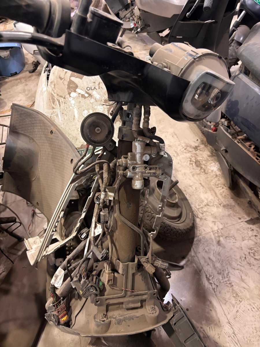 KGF1811's tweet photo. Meanwhile, parts from my scooter have started disappearing while it sits abandoned outside the service center.
This is outright negligence and harassment of customers.! 🤬
@bhash is this your after-sales service?
@OlaElectric @jagograhakjago 
#OlaElectric #OlaS1 #ConsumerRights https://t.co/k8TAg5LTxW