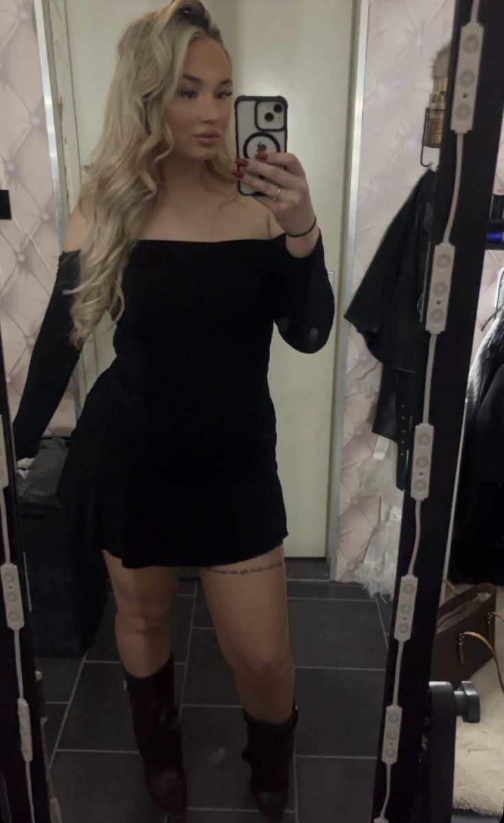 blonde princess👑 tweet media