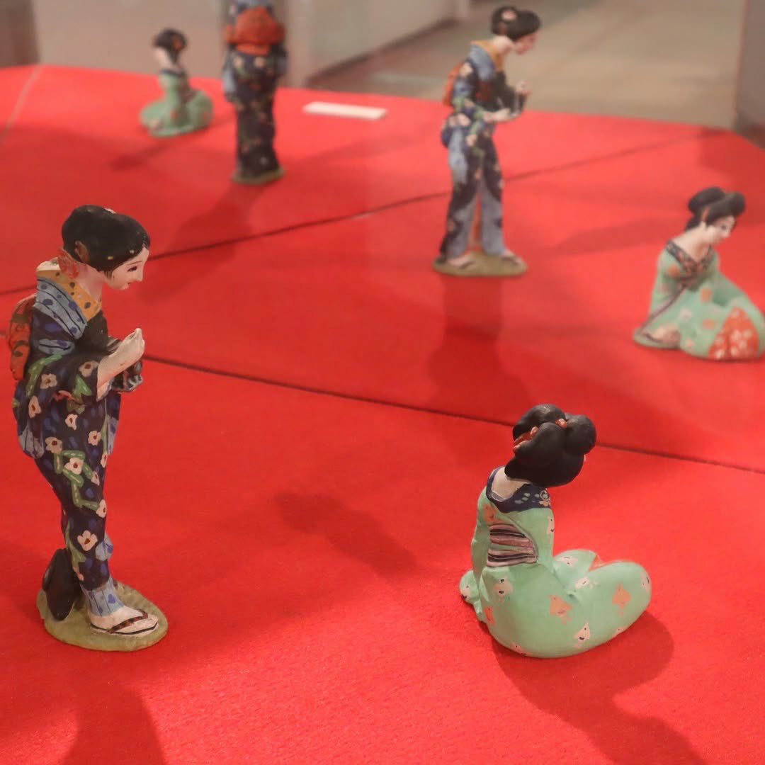 agatha_2222's tweet photo. 横浜人形の家にて開催中の企画展「河村目呂二（かわむら めろじ）のクリエイション」にて、中西レモンが唄三弦で再現した目呂二人形の宣伝ソングをお聴きいただけます。会期は6/28まで。
https://t.co/9rCBezANBZ https://t.co/Kdy8eSqBNa