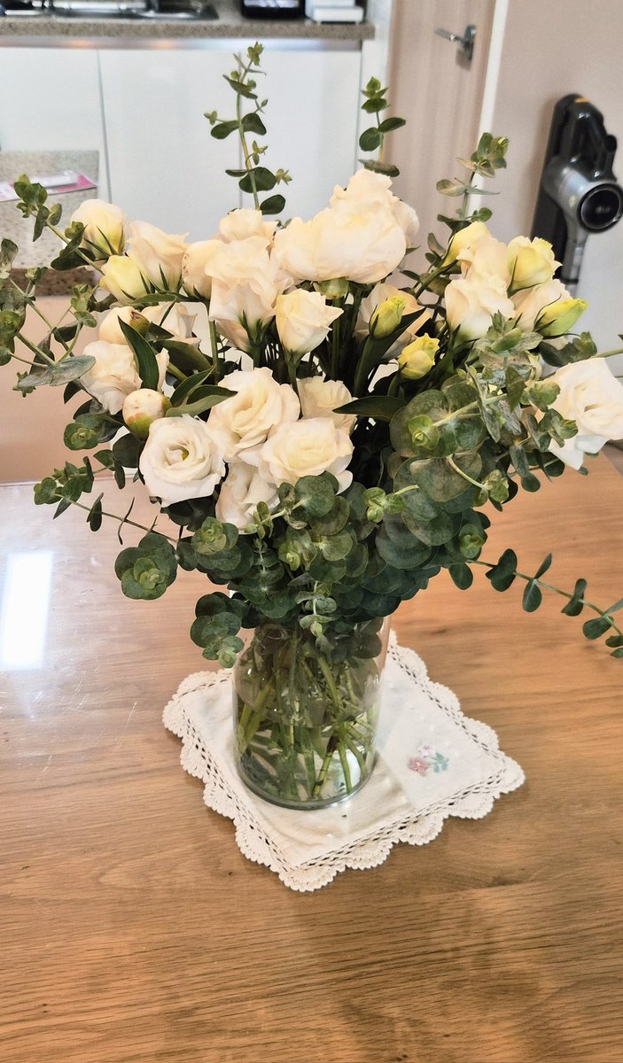 995131's tweet photo. 오늘자 꽃
마음이 너무 무거워서 꽃을사도 되나 고민하다.
다듬는동안 머리아픈일 잊고 행복했다 
리시안셔스/두체스 작약/블랙잭
작약은 알사탕 너무 작아서 놀랬는데 펴니 커지네^^ https://t.co/t3Li0ShCcj