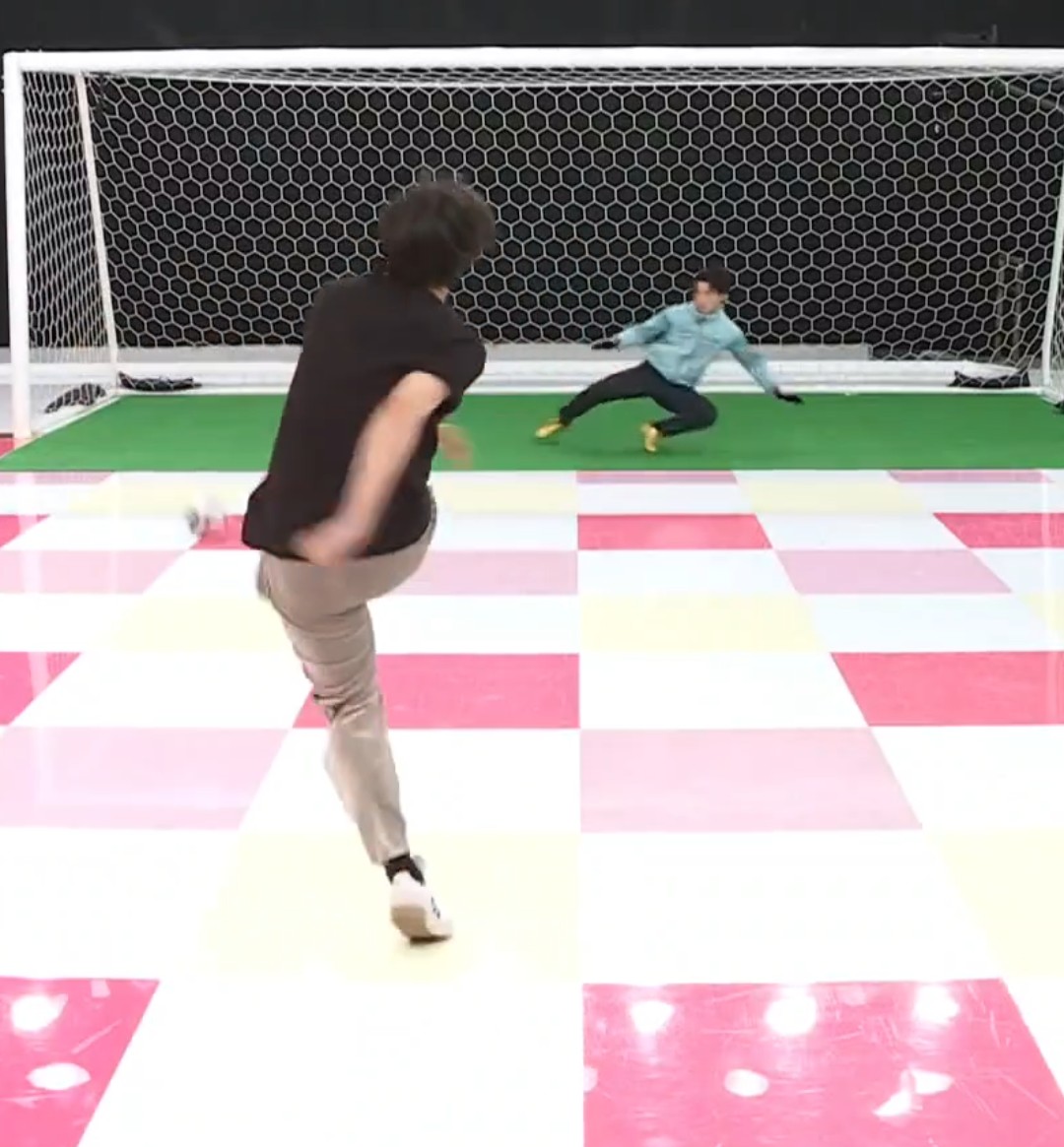 yukarin09160215's tweet photo. 屋上で会ういつもダルそうにしてる後輩の中村くん  球技大会のサッカーでかっこよくPK決めた後  こっち見てキメ顔してきたんだけど…  って恋が始まるやつですか？ https://t.co/L3gvSJs1Vu