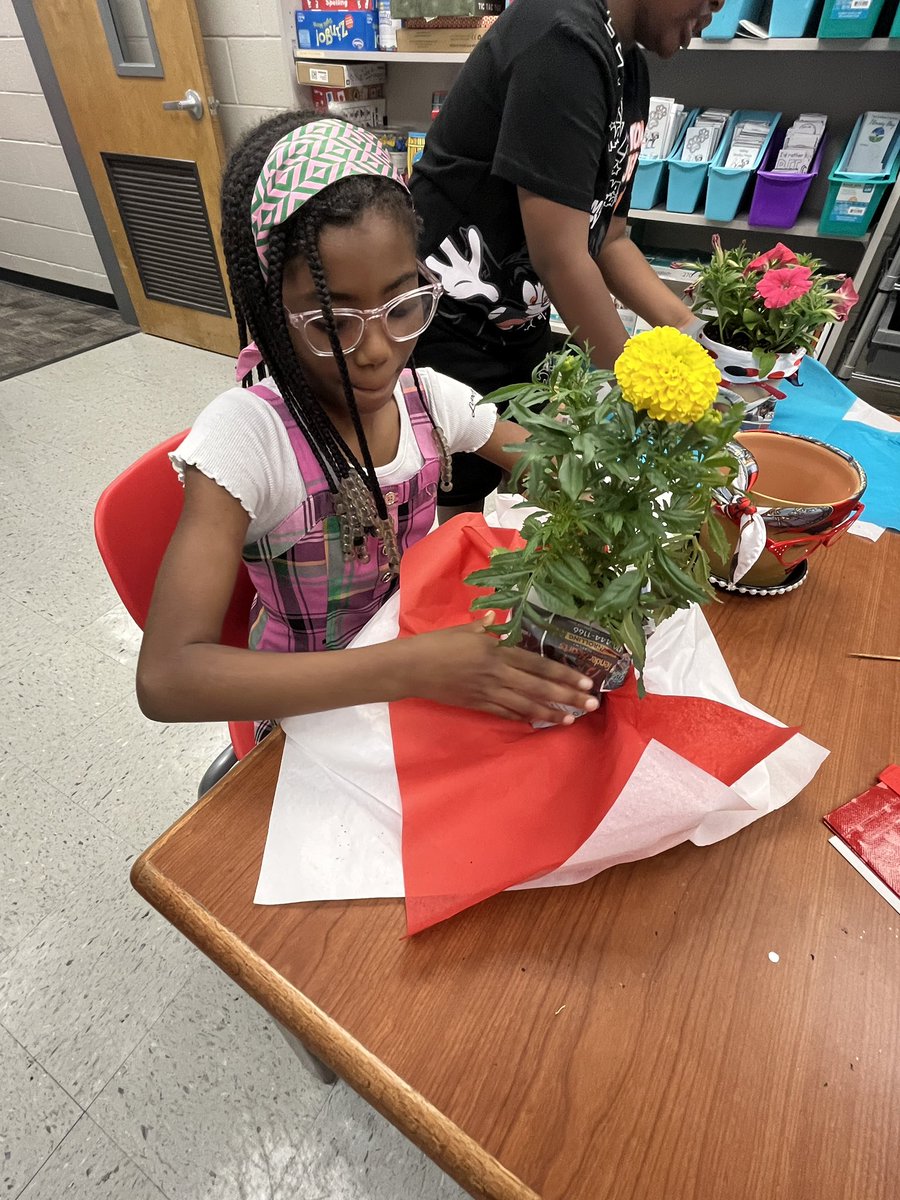 Onceuponadowdy's tweet photo. Our @ASAP_OHES 3rd graders made beautiful pots for Mother’s Day! We received a beautiful “Thank You” and picture from a parent! “You Grow Girl!” made with LOVE! @NewtonCoSchools @OHES_Covington @SamoraHoward @Lori_McGovern @shebriej @E3TechGirl https://t.co/0N8pAgETXL