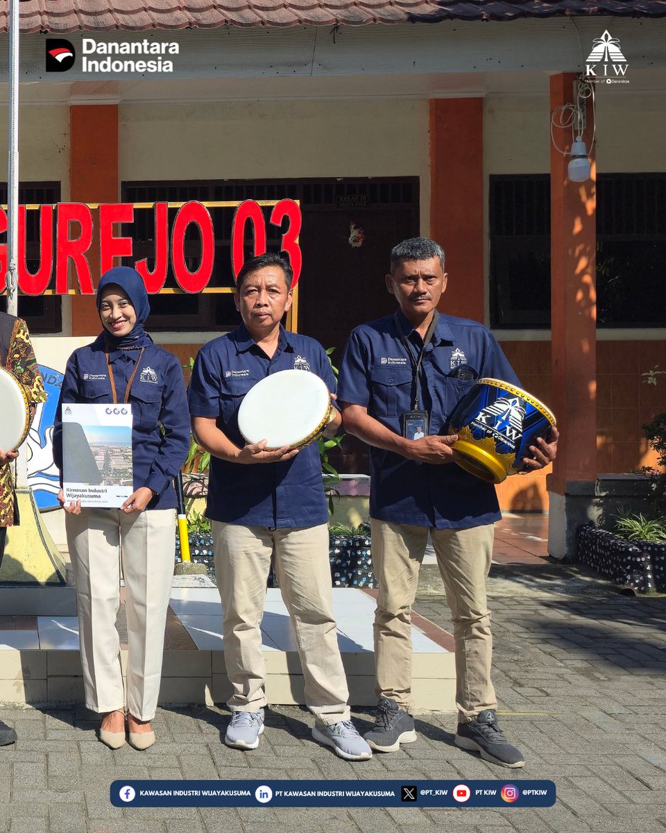pt_kiw's tweet photo. PT KIW melalui Tim TJSL memberikan bantuan seperangkat alat rebana untuk kegiatan ekstrakurikuler SDN Tugurejo 03 Semarang. Bantuan diserahkan oleh Atika Rahma kepada Nur Rakmat pada Selasa (12/05/2026) sebagai dukungan persiapan lomba MAPSI tingkat kecamatan hingga provinsi. https://t.co/87UnthWoLp