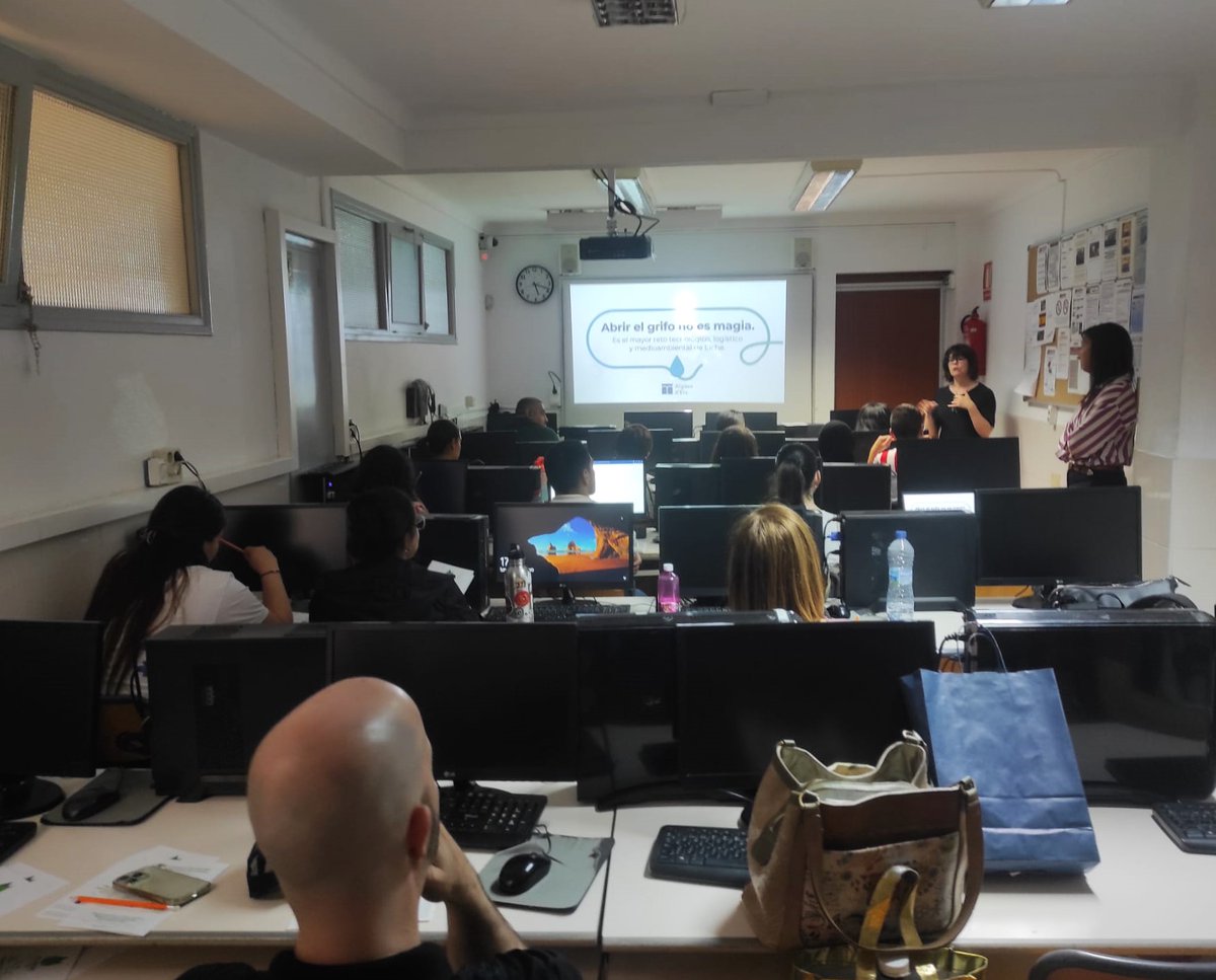 ripolleselche's tweet photo. Aigües Elx empresa responsable del abastecimiento, saneamiento y depuración del agua en Elche y pedanías, realizó charlas al alumnado sobre el origen y ciclo del agua, sensibilización y consumo responsable y reutilización del agua depurada entre otros interesantes temas https://t.co/Kjo05KY6ru