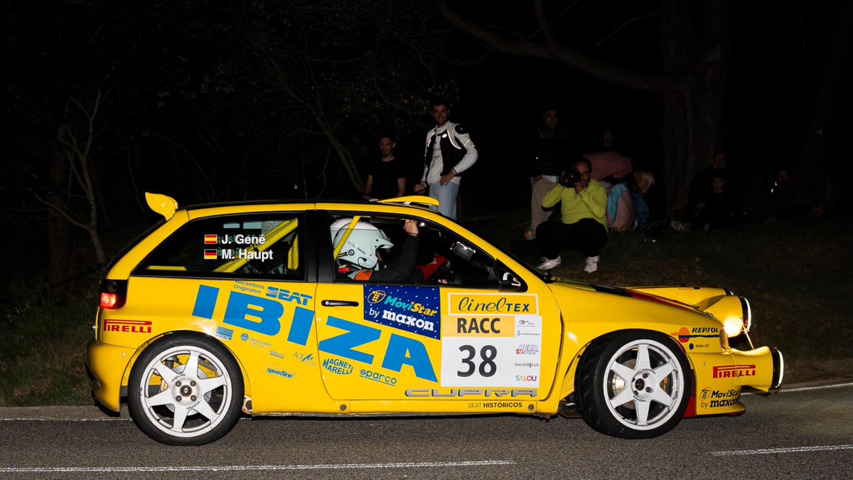 SEATprensa_ES's tweet photo. Bajo los potentes faros y entre curvas, los rallyes revelan su cara más especial.

🌙 La noche transforma cada tramo en un espectáculo para todos los sentidos… y el #SEATIbiza Kit Car sigue brillando con la misma intensidad.  🚗✨

#SEATHistóricos #RallyRACC #CostaDaurada https://t.co/2eWggTkdME