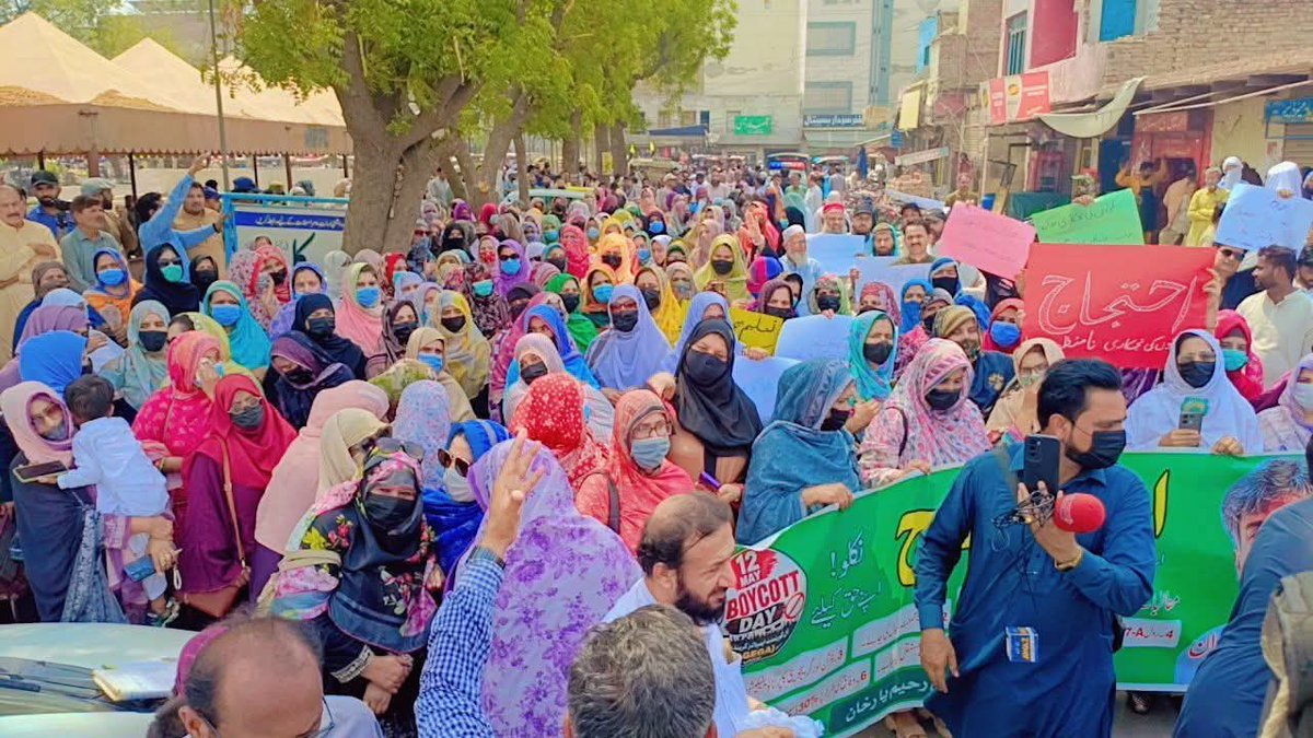 MI_1KPR's tweet photo. صادق آباد میں پنجاب حکومت کی 
 سرکاری سکولوں کی  نجکاری کے خلاف ہزاروں
 اساتذہ سڑکوں پر نکل آئے۔۔۔۔۔۔۔۔
پریس کلب کے باہر بھرپور احتجاج
@grok @writetofahim @SabeeKazmi786 @HabibAkram @BBCUrdu @Shahidmasooddr @ARYSabirShakir @AbsarAlamHaider @ImranRiazKhan @Isarrana1 https://t.co/l3yJzTteZx
