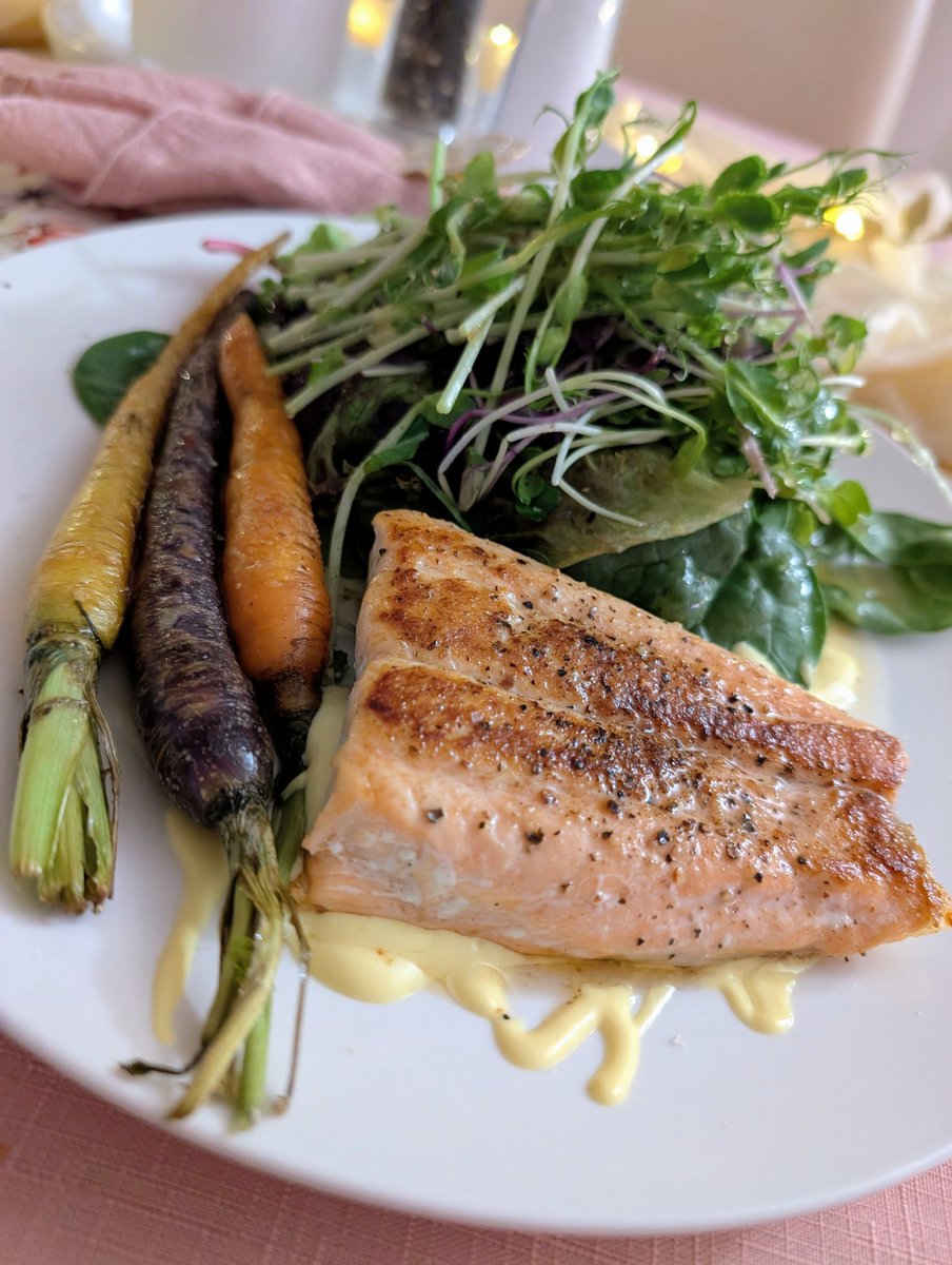 OZZY_GiRL_'s tweet photo. Salmon, sweet carrots and a whole lotta green goodness 💚
A splash of hollandaise, because why not!! 😀
Mango and coriander salad dressing.
Fresh and delicious dinner 🍽️ Yum 🤤
#dinnerforone https://t.co/QzF8o2fIGl