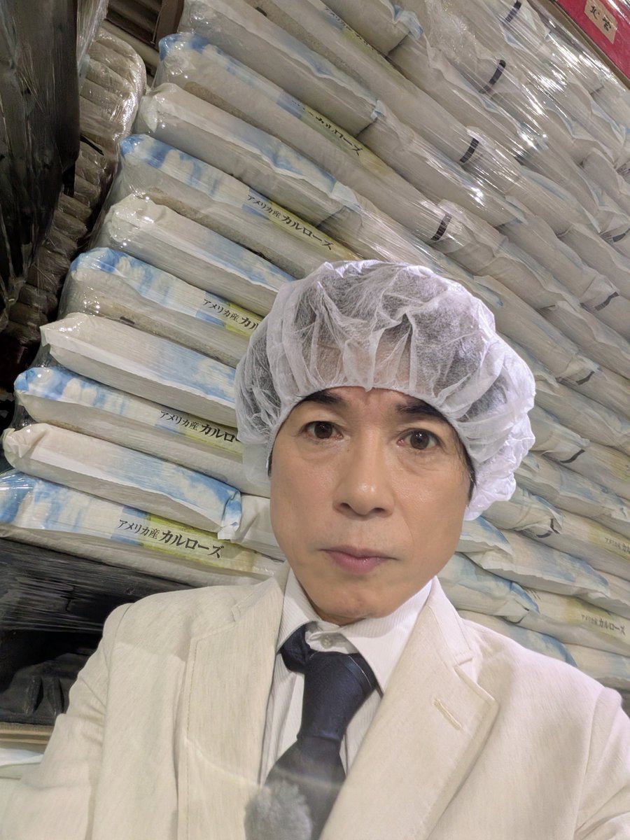 cbctv_oishi's tweet photo. コメの卸売業者を取材すると、倉庫には2025年産のコメが山積みに。コメ余りの要因は、去年の備蓄米、高いコメ、そしてアメリカのカルローズ米など外国産米の定着です。ビニール袋がアメリカ産米ですが、スーパーでも業務用でも売れているようです。いつの間にか、アメリカのコメも原油も輸入増ですね。 https://t.co/VdOsgxzrbB