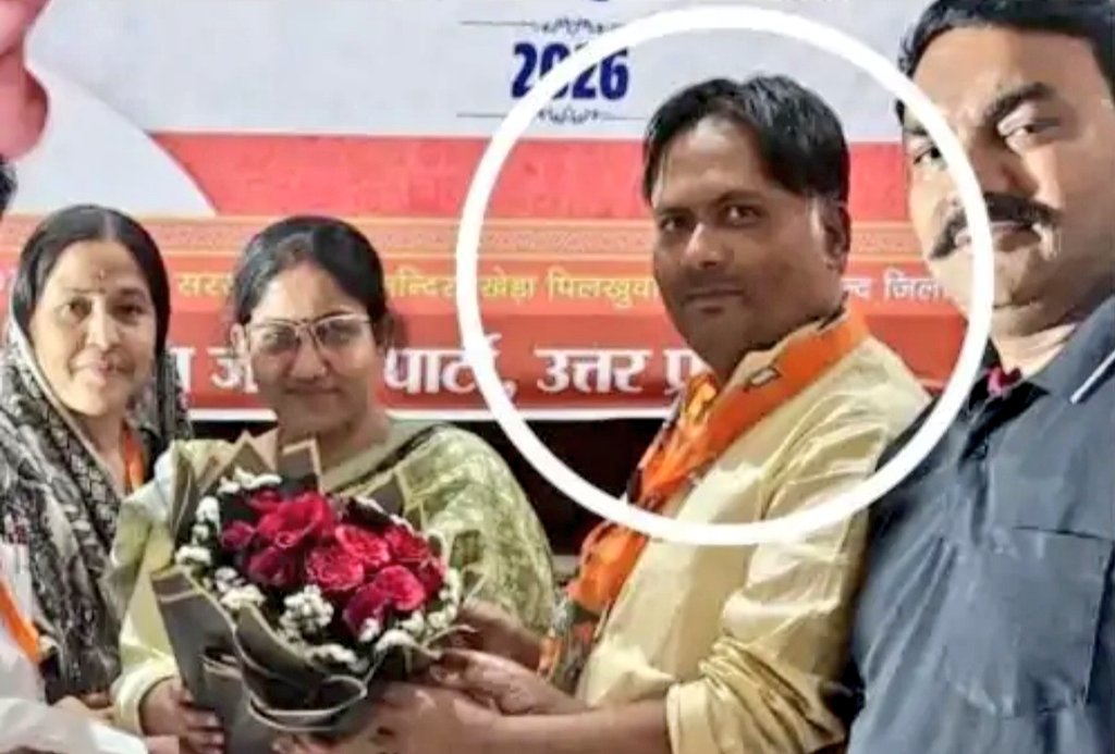 उत्तर प्रदेश : जिला हापुड़ में प्रॉपर्टी डीलर अतुल तोमर की गोली मारकर हत्या कर दी गई। इस मामले में BJP के जिला मंत्री नवीन तोमर सहित 8 लोगों पर FIR हुई है। आरोप है कि एक प्लॉट को लेकर नवीन का अतुल से विवाद चल रहा था।