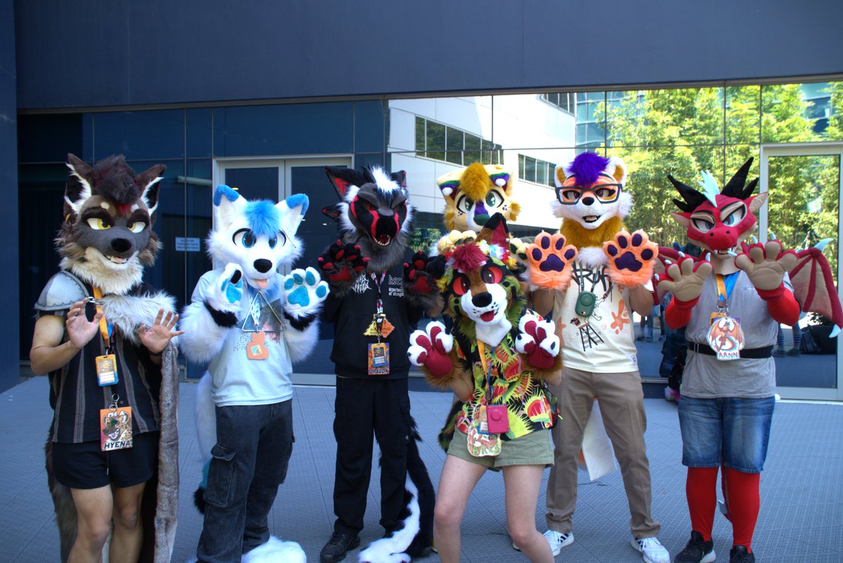 ClarityRacc's tweet photo. A whole famillyyy!

Some late photos from MFC of some of the family made by the wonderful @FrogDogDesigns 

🌍🐶: @RykerIsRusty 
🟦🐶: @DylanTheWolfy 
🐉: @Beady885 
🟨🐶: @WattleBarks 
🦝: MEEE
🟥🐉: @AcyaTheDragon 
🐸🐶: @FrogDogDesigns 

#mfc26 #furry #fursuit https://t.co/6KT0zishz8