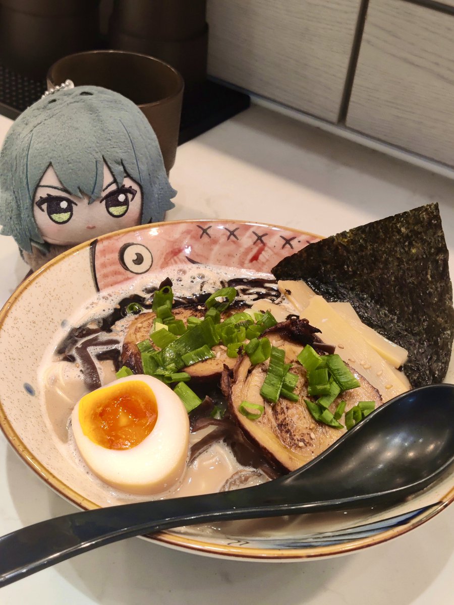 DD_Tanigen's tweet photo. プロデューサー，拉麺だ。
黒ニンニク…何ですか？
#初星学園ぬいぬい部 https://t.co/54oQ0bibIg