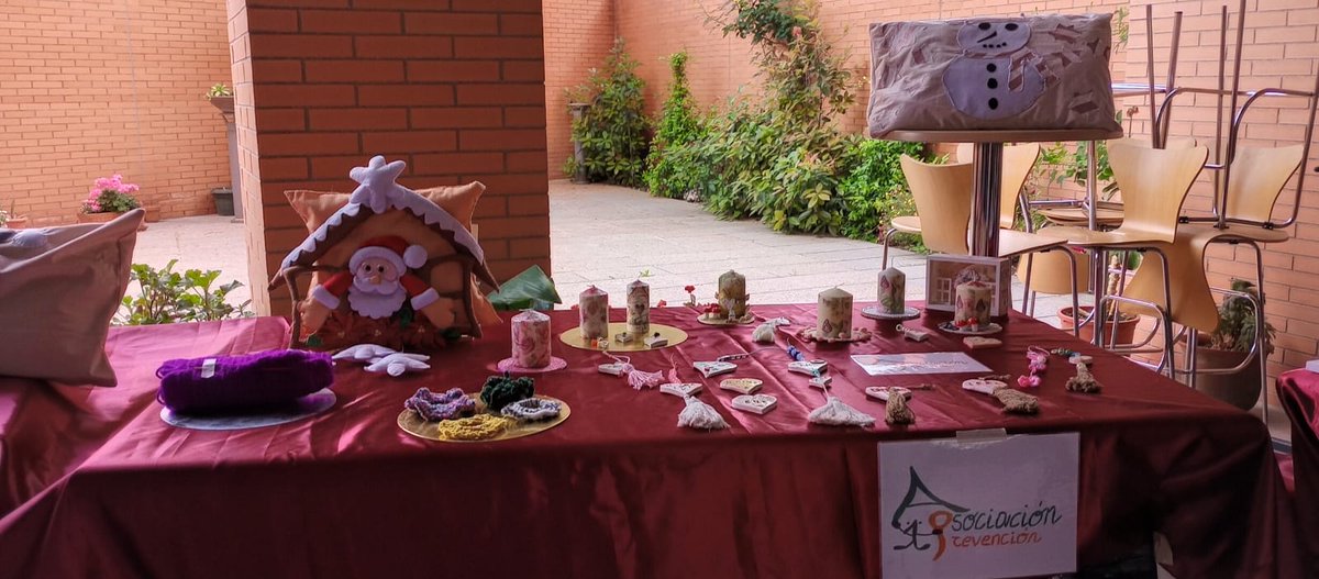 AsocPrimPrev's tweet photo. El pasado 29 de abril participamos en una de las actividades del programa de familias, El Furor, donde presentamos las manualidades elaboradas por las madres en sus distintos grupos. Gracias a @coordinadorainfayjuvenildevallecas y al @emma.espaciomujer.
#fundacionlacaixa https://t.co/J8cezNHV1v