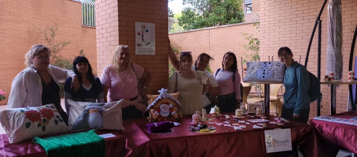 AsocPrimPrev's tweet photo. El pasado 29 de abril participamos en una de las actividades del programa de familias, El Furor, donde presentamos las manualidades elaboradas por las madres en sus distintos grupos. Gracias a @coordinadorainfayjuvenildevallecas y al @emma.espaciomujer.
#fundacionlacaixa https://t.co/J8cezNHV1v