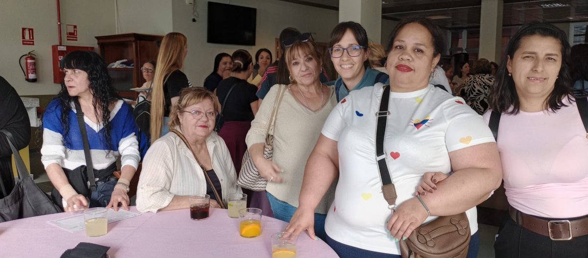 AsocPrimPrev's tweet photo. El pasado 29 de abril participamos en una de las actividades del programa de familias, El Furor, donde presentamos las manualidades elaboradas por las madres en sus distintos grupos. Gracias a @coordinadorainfayjuvenildevallecas y al @emma.espaciomujer.
#fundacionlacaixa https://t.co/J8cezNHV1v