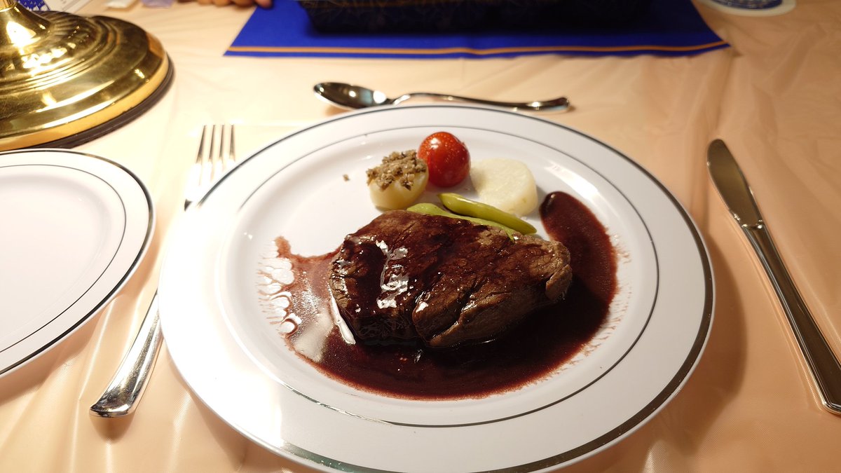jr257189's tweet photo. 味も見た目も同じでビックリ！
ここまで再現できるのかと驚きと感動でいっぱいになりました。

デザートのケーキに刺さってる北斗星ケーキピックは当時の物をもって来て刺しました。 https://t.co/NMrpOHbYzP