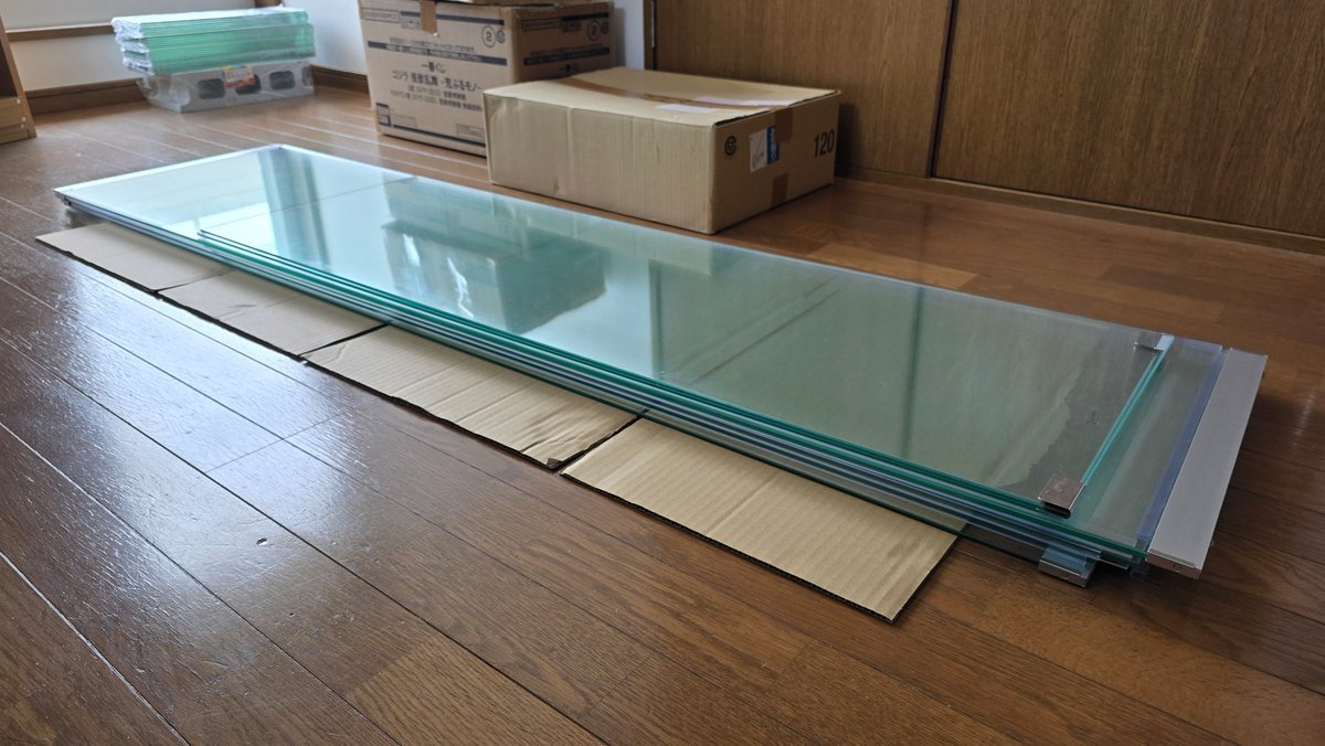 改めて荷物の量がヤバい ラックに対してのガラスも🥺 #引っ越し中