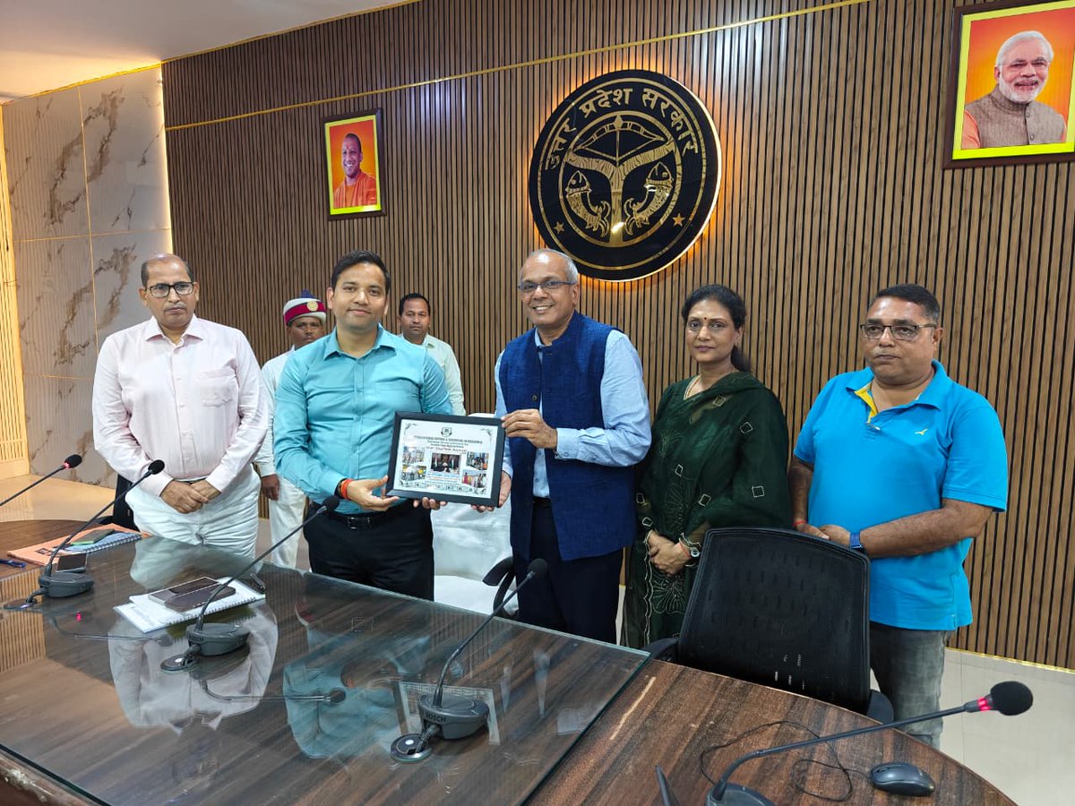 FARFIndia's tweet photo. Last week, the FARF team met the District Magistrate and CDO of Bhadohi to present the Rural Services Report covering 10 villages in Gyanpur and Deegh blocks. The officials reviewed the report and shared valuable suggestions to strengthen rural service initiatives. https://t.co/csfoqKc3WN