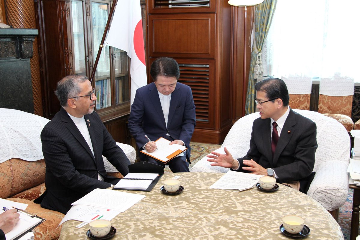 本日、衆議院副議長室でセアダット駐日イラン大使の表敬訪問を受けました。

私からは、大使が3年前に着任されて以降、日イラン関係の発展に寄与されていることに敬意を表すると共に、イランにおいて民間人を含む多数の死傷者が出ていることにお見舞いを申し上げました。