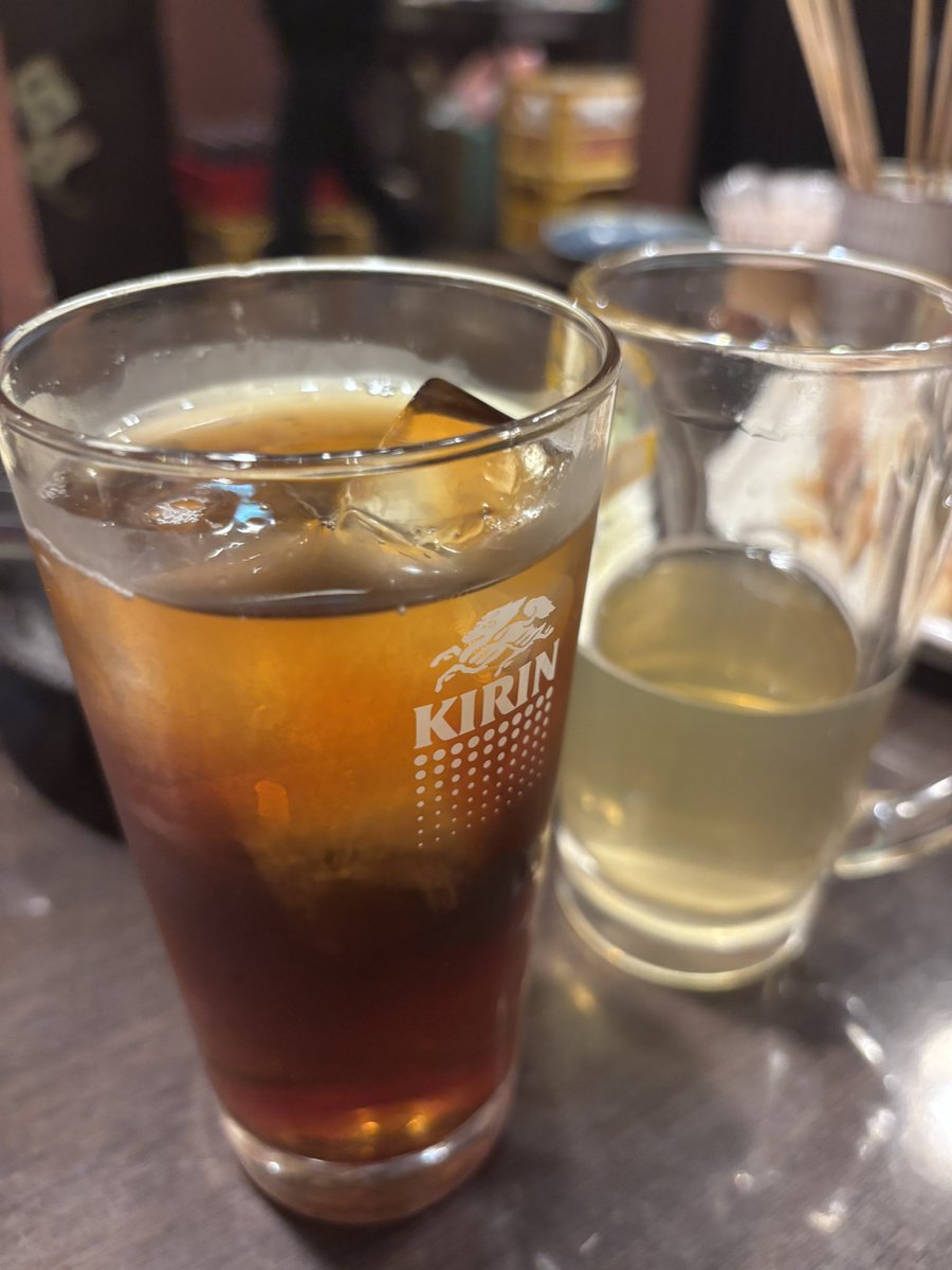 s10324's tweet photo. ビール半分くらいであやしくなってきたので、
ウーロン茶を召喚しました https://t.co/lErIaukATT