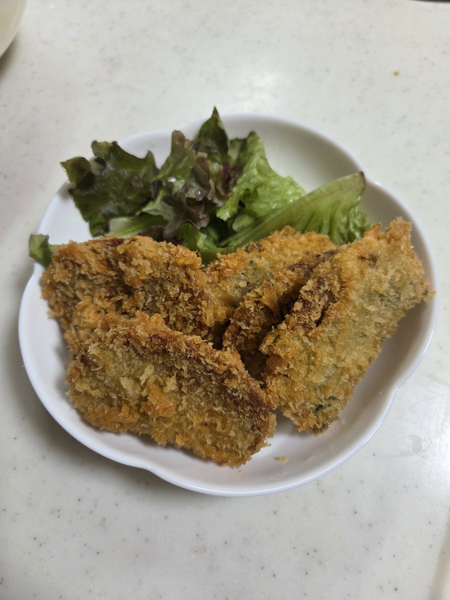 静岡で買ってきた黒はんぺんをフライにしたよぉ☺️ 半分は大葉巻いた～