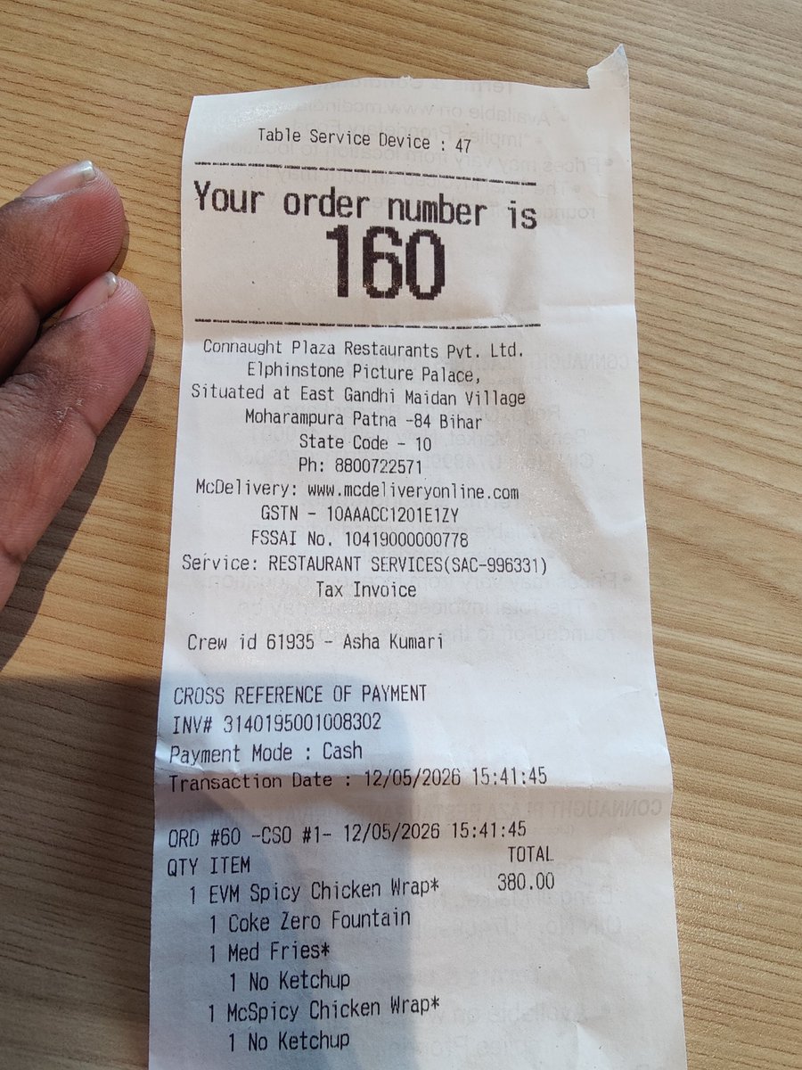 premaryan6's tweet photo. Standing at the payment counter to make payment at McDonald's patna gandhi maidan after ordering the food but no one is here to take payment since it's more than 5 mins https://t.co/VhATOw6Cww
