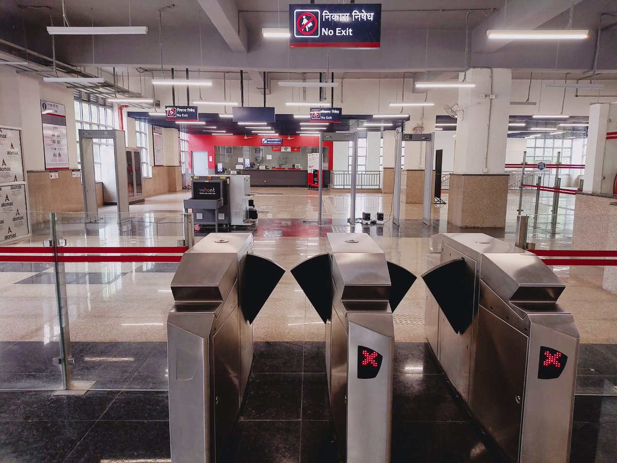 PMRCLofficial's tweet photo. 🚇✨✨ Built for the people... Ready for the future... Malahipakdi Metro Station awaits Patna...                               
💙 From walls filled with colours to corridors built for comfort — Malahipakdi Metro Station is ready to welcome its people very soon ! 

As a crucial station of Patna Metro’s Priority Corridor, Malahipakdi is emerging as a key commuter hub designed with modern facilities, passenger safety and seamless accessibility at its core.
From spacious concourse areas, advanced security systems and AFC gates to tactile pathways, wide staircases and vibrant station artwork — every element reflects the vision of a modern, commuter-friendly metro system.

Strategically located, the station will play an important role in improving connectivity, reducing traffic congestion and making daily travel faster, safer and more comfortable for thousands of commuters.

🚆 Modern Design. Better Connectivity. Smarter Patna...Ready to welcome you patna,very soon... @UDHDBIHAR
#PatnaMetro #MalahipakdiMetroStation #PriorityCorridor #MetroReady #SmartMobility #PatnaOnTrack #FutureOfPatna