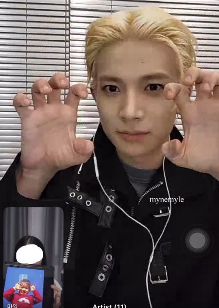 ahgasela's tweet photo. heeseung recreating his childhood pictures 🤏🏻 https://t.co/RiXniKMmMf