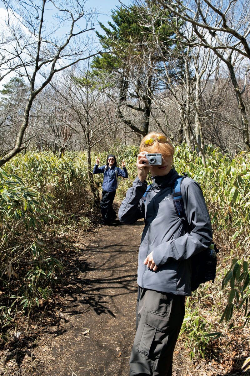 GINZA_magazine's tweet photo. #臼田あさ美 さんと #工藤司 さんによるhttps://t.co/XPqaxQlft2の人気連載「ASAMI THE MOUNTAIN」が、このたび誌面に登場！特別篇となる今回は #INI の #許豊凡 さんをゲストに招いて、清々しい絶景が広がる竜ヶ岳へと向かいました。 

最新号はアウトドア特集
https://t.co/IhX9Y3Arql https://t.co/VKDgU7S00z