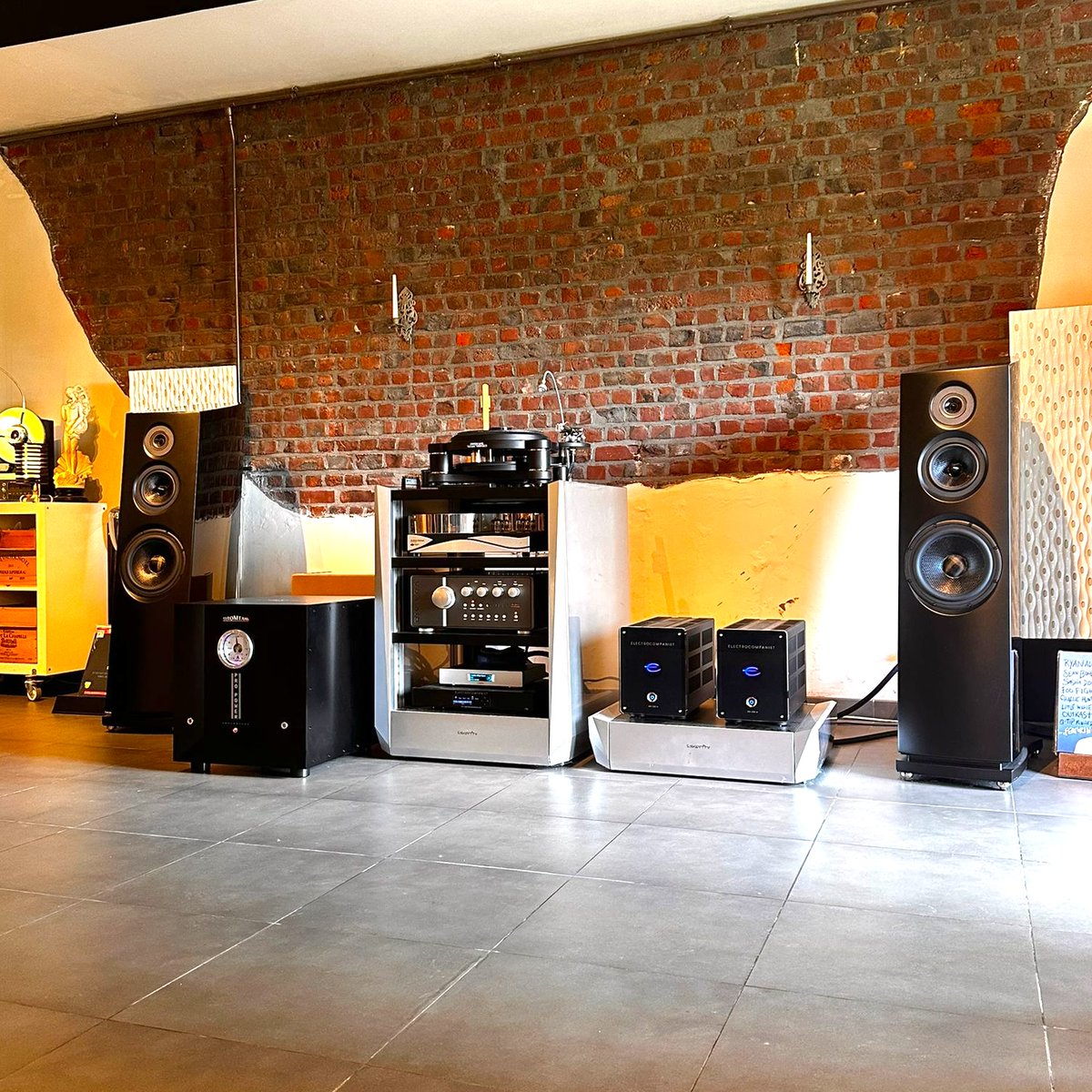 Stromtank_com's tweet photo. Stromtank is proud to be featured at Belhifi, a leading HiFi and high-end audio retailer in Belgium. In Brussels, the Stromtank S-4000 MKII Pro-Power is currently powering an exceptional audio system.
#betterpower #bettersound #stromtank https://t.co/hP8tQui2V4