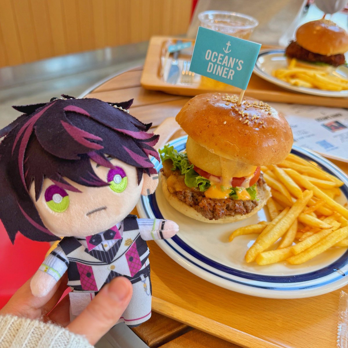 hoshi_note2's tweet photo. 初めて酒寄ぬいを連れてお出かけしてみました…💜
自分の指が入るのが気になるので、ぬい撮りスティックを早急に買わないと… https://t.co/SFimIlN79P