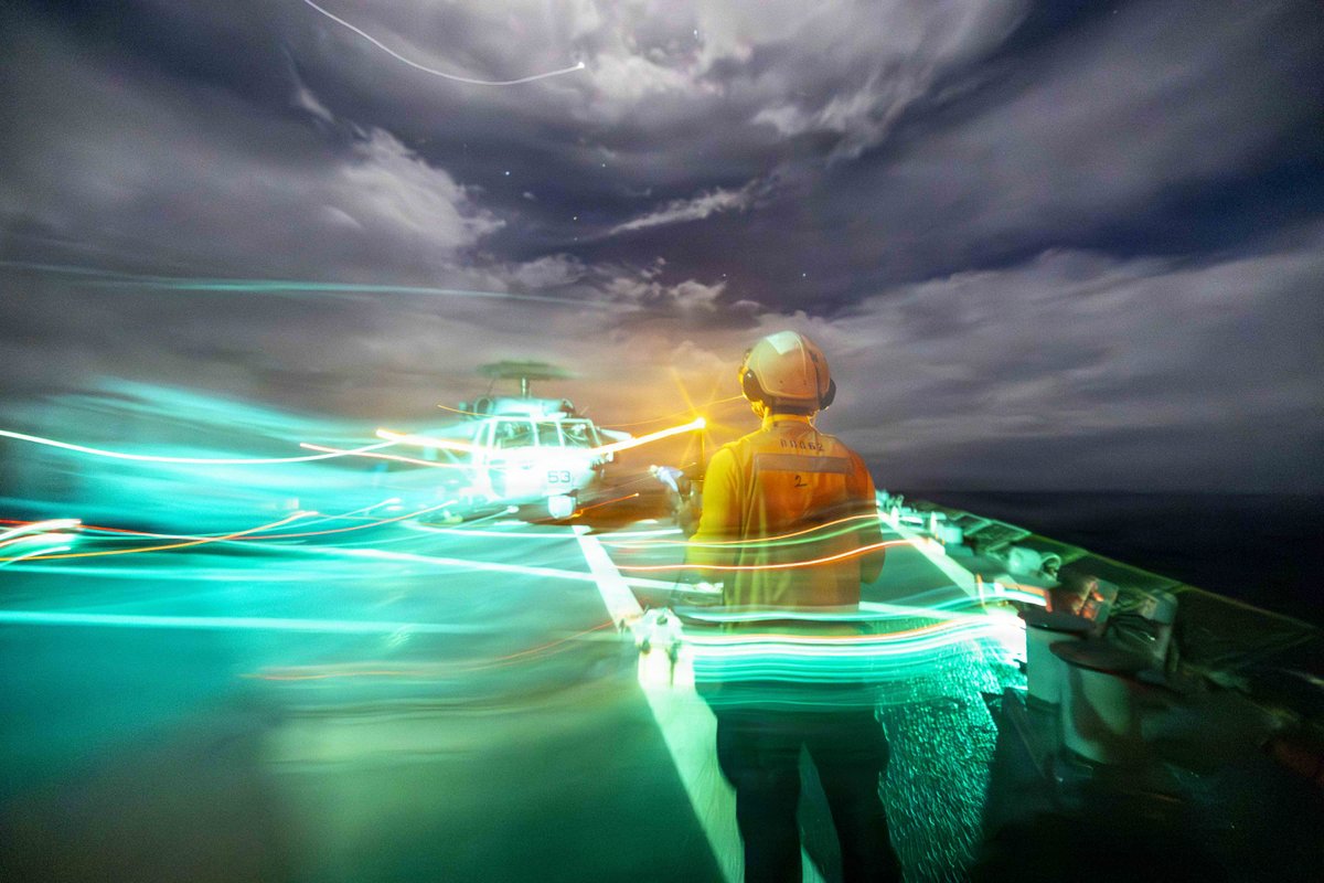 A Guiding Light🌙

Signal lights cut through the dark to direct an MH-60S Seahawk as USS Fitzgerald watches over the Philippine Sea. This is the relentless vigilance that guarantees regional stability.

#FlyNavy | #US7thFleet https://t.co/kqlf5IQLD5