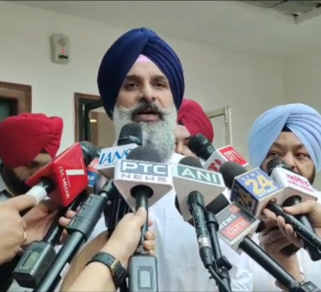 bsmajithia's tweet photo. 🚨 Under @BhagwantMann ’s patronage, @PunjabPoliceInd gunmen, vehicles and state security were used to protect money looters. Corruption money reaches @ArvindKejriwal and Bhagwant Mann, while accused are helped in escaping during trap operations.
👉 AK 47 armed Punjab Police gunmen were deployed with private accused in the Punjab Vigilance bribery case.
👉 CBI named O.P. Rana, Reader to DGP Vigilance Punjab, as the main accused.
👉 Rs 20 lakh bribery deal was reduced to Rs 13 lakh plus a Samsung Galaxy Z Fold7.
👉 During a Chandigarh trap, Ankit Wadhwa was caught taking cash and the mobile phone.
👉 CBI later arrested Vikas Goel, Raghav Goel and two armed gunmen near Ambala.
👉 Who approved official Punjab Police security for private middlemen?
👉 I demand a thorough inquiry into this political protection and patronage of Bhagwant Mann and Arvind Kejriwal, and this nexus involving Punjab Police.

🚨 ਭਗਵੰਤ ਮਾਨ ਵੱਲੋਂ ਸਰਕਾਰੀ ਗੰਨਮੈਨ ਮੁਹੱਈਆ ਕਰਵਾ ਕੇ ਸੁਰੱਖਿਆ ਅਤੇ ਸਰਪ੍ਰਸਤੀ ਵਿੱਚ ਭ੍ਰਿਸ਼ਟਾਚਾਰ ਦਾ ਖੁੱਲਾ ਖੇਲ ਖੇਲਿਆ ਜਾ ਰਿਹਾ।

👉"ਲੋਕਾਂ ਤੋਂ ਲੁੱਟੇ ਹੋਏ ਪੈਸੇ ਦੀ ਵਿਜ਼ੀਲੈਂਸ ਬਿਊਰੋ ਅਤੇ ਭਗਵੰਤ ਮਾਨ  ਦੇ ਰਹੇ ਹਨ ਰਾਜਨੀਤਿਕ ਸੁਰੱਖਿਆ ਅਤੇ ਸਰਪ੍ਰਸਤੀ, ਲੁੱਟ ਦੇ ਪੈਸਿਆਂ ਉਪਰ ਕਬਜਾ ਕੀਤਾ ਜਾ ਰਿਹਾ ਹੈ, ਇਹਨਾਂ ਨੂੰ ਸਿੱਧੇ ਭਗਵੰਤ ਮਾਨ ਅਤੇ ਅਰਵਿੰਦ ਕੇਜਰੀਵਾਲ ਨੂੰ ��ੇਜਿਆ ਜਾਂਦਾ ਹੈ, ਅਤੇ ਇਸ ਵਾਸਤੇ  ਗੱਡੀਆ ਅਤੇ ਗੰਨਮੈਨ ਵੀ ਦਿੱਤੇ ਜਾਂਦੇ, ਜੇਕਰ ਕੋਈ ਟ੍ਰੈਪ ਲੱਗੇ ਤਾਂ ਦੋਸ਼ੀ ਨੂੰ ਫਰਾਰ ਕਰਵਾਉਣ ਤੱਕ ਦਾ ਠੇਕਾ ਦਿੱਤਾ ਜਾਂਦਾ, ਇਸ ਵਰਤਾਰੇ ਦੀ ਸੀਬੀਆਈ ਤੋਂ ਜਾਂਚ ਦੀ ਮੰਗ ਕਰਦਾ ਹਾਂ "
👉 ਸਭ ਤੋਂ ਹੈਰਾਨ ਕਰਨ ਵਾਲੀ ਗੱਲ ਇਹ ਹੈ ਕਿ - AK 47 ਰਾਈਫਲਾਂ ਵਾਲੇ ਪੰਜਾਬ ਪੁਲਿਸ ਦੇ ਗੰਨਮੈਨਾਂ ਨੂੰ ਪੰਜਾਬ ਵਿਜੀਲੈਂਸ ਰਿਸ਼ਵਤ ਕਾਂਡ ਵਿੱਚ ਸ਼ਾਮਲ ਨਿੱਜੀ ਮੁਲਜ਼ਮਾਂ ਨਾਲ ਅਧਿਕਾਰਤ ਤੌਰ 'ਤੇ ਤੈਨਾਤ ਕੀਤਾ ਗਿਆ
👉 ਪ੍ਰਾਈਵੇਟ ਵਿਚੋਲੇ AK 47 ਹਥਿਆਰਬੰਦ ਗੰਨਮੈਨਾਂ ਨਾਲ ਸਰ��ਾਰੀ ਰਾਜ ਸੁਰੱਖਿਆ ਕਿਵੇਂ ਪ੍ਰਾਪਤ ਕਰ ਸਕਦੇ ਹਨ?
👉 ਇਸ ਸੁਰੱਖਿਆ ਕਵਰ ਨੂੰ ਕਿਸ ਨੇ ਮਨਜ਼ੂਰੀ ਦਿੱਤੀ ਅਤੇ ਉਹ ਕਿਸ ਦੀ ਸੁਰੱਖਿਆ ਹੇਠ ਕੰਮ ਕਰ ਰਹੇ ਸਨ?
👉 ਸੀਬੀਆਈ ਨੇ ਪੰਜਾਬ ਵਿਜੀਲੈਂਸ ਅਧਿਕਾਰੀਆਂ ਨਾਲ ਜੁੜਿਆ ਰਿਸ਼ਵਤਖੋਰੀ ਦਾ ਮਾਮਲਾ ਦਰਜ ਕੀਤਾ ਹੈ। ਡੀਜੀਪੀ ਵਿਜੀਲੈਂਸ ਪੰਜਾਬ ਦੇ ਰੀਡਰ ਓ.ਪੀ. ਰਾਣਾ ਨੂੰ ਮੁੱਖ ਦੋਸ਼ੀ ਵਜੋਂ ਨਾਮਜ਼ਦ ਕੀਤਾ ਗਿਆ ਹੈ।
👉 ਪ੍ਰਾਈਵੇਟ ਦੋਸ਼ੀ ਵਿਕਾਸ ਉਰਫ਼ ਵਿੱਕੀ ਗੋਇਲ ਅਤੇ ਰਾਘਵ ਗੋਇਲ ਵਿਚੋਲੇ ਵਜੋਂ ਕੰਮ ਕਰ ਰਹੇ ਸਨ 
👉 ਪੇਂਡਿੰਗ ਵਿਜੀਲੈਂਸ ਸ਼ਿਕਾਇਤ ਦਾ ਨਿਪਟਾਰਾ ਕਰਨ ਲਈ 20 ਲੱਖ ਰੁਪਏ ਦੀ ਮੰਗ ਕੀਤੀ ਗਈ ਸੀ।
👉 ਓਪੀ ਰਾਣਾ ਤੋਂ ਸੀਬੀਆਈ ਨੂੰ ਕਈ ਅਹਿਮ ਜਾਣਕਾਰੀਆਂ ਮਿਲ ਚੁੱਕੀਆਂ ਹਨ
👉 ਦੋਸ਼ੀਆਂ ਤੋਂ ਲੱਖਾਂ ਰੁਪਏ ਅਤੇ ਦਸਤਾਵੇਜ਼ ਬਰਾਮਦ ਕਰ ਲਏ ਗਏ ਹਨ।
👉 ਅਰਵਿੰਦ ਕੇਜਰੀਵਾਲ ਅਤੇ ਭਗਵੰਤ ਮਾਨ ਨੇ ਵਿਜੀਲੈਂਸ ਭਵਨ ਨੂੰ ਕਥਿਤ ਭ੍ਰਿਸ਼ਟਾਚਾਰ ਦਾ ਅੱਡਾ ਬਣਾ ਕੇ ਠੇਕੇ 'ਤੇ ਦੇ ਦਿੱਤਾ ਹੈ ?
👉 ਸਰਕਾਰੀ ਸੁਰੱਖਿਆ ਦੇਣ ਦਾ ਖੇਲ ਕਿਸ ਹੱਦ ਤੱਕ ਖੇਡਿਆ ਜਾਂਦਾ ਹੈ ਇਹ ਸਾਰਾ ਕੁਝ ਸਾਫ ਹੋ ਚੁੱਕਿਆ ਹੈ ਇਸ ਗੋਰਖ ਧੰਦੇ ਵਿੱਚ ���਼ਾਮਿਲ ਭਗਵੰਤ ਮਾਨ ਅਰਵਿੰਦ ਕੇਜਰੀਵਾਲ ਸਮੇਤ ਹਰ ਉਸ ਵਿਅਕਤੀ ਦੀ ਜਾਂਚ ਕੀਤੀ ਜਾਵੇ ਜੋ ਇਸ ਵਿੱਚ ਸਿੱਧੇ ਅਤੇ ਅਸਿੱਧੇ ਰੂਪ ਵਿੱਚ ਸ਼ਾਮਿਲ ਹੈ।

@BhagwantMann @AamAadmiParty @AAPPunjab @ArvindKejriwal
@SanjeevArora_PB @ptcnews @abpsanjha @ANI @ians_india @News18Punjab @ZeePunjabHH @dailyajitnews @JagbaniOnline
@RozanaSpokesman
@PTribuneOnline @punjabkesari
@RepublicTV  @ndtv
@IndiaToday @aajtak
@ZeeNews @News18India
@ABPNews @CNNnews18
@ThePrintIndia @the_hindu @IndianExpress
@htTweets @EconomicTimes @PTI_News @thetribunechd