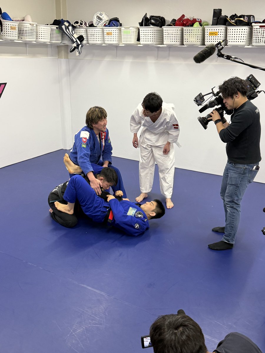 jiujitsunavi's tweet photo. 本日2026年5月12日（火）11:10〜放送の『相席食堂』（ABCテレビ）の世界最強ファイターを目指す囲碁将棋・根建さんの企画「世界の格闘技相席」のブラジリアン柔術の回のコーディネートを担当しました。画像や映像や情報の提供やテクニックの監修、当日のディレクションをおこないました。

是非ご覧下さい！

TVerで全国の方も視聴可能です。

@aiseki_syokudo 

#相席食堂
#ブラジリアン柔術
#囲碁将棋
#根建太一
#文田大介