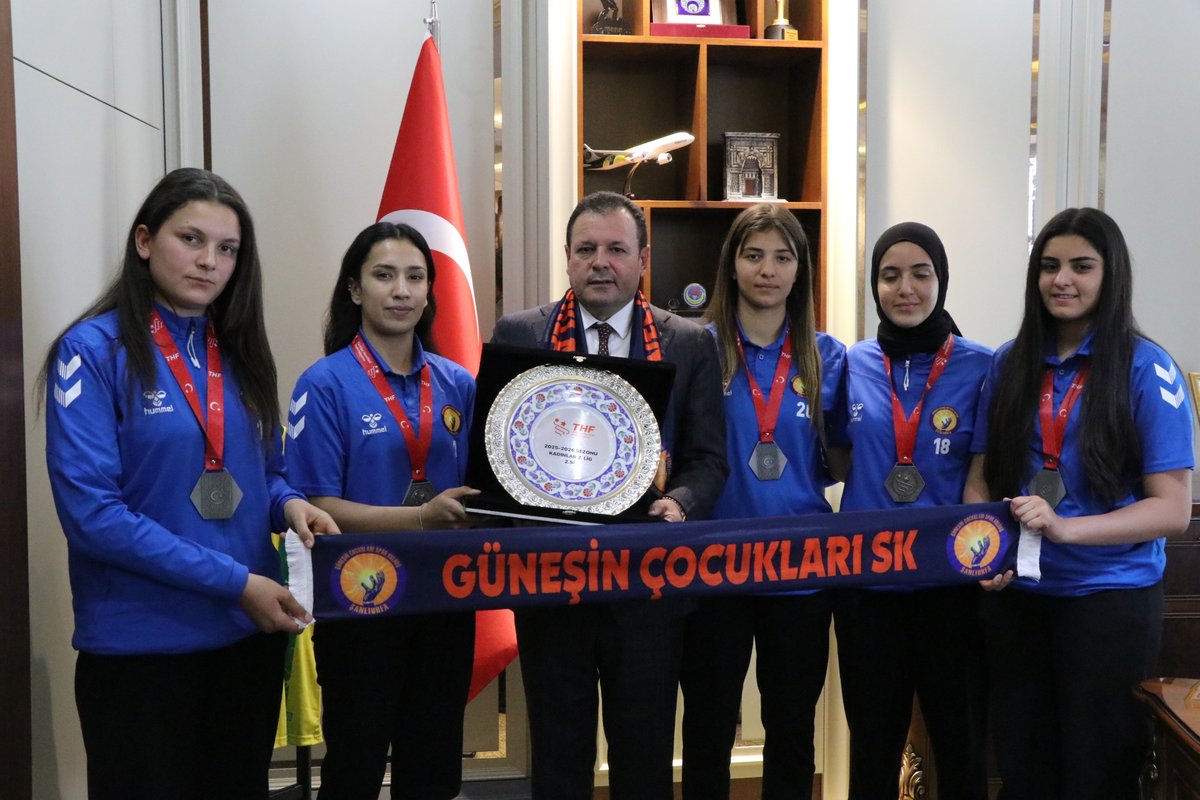 mdoganyetim's tweet photo. Güneşin Çocukları Kadın Hentbol Takımı’nın kıymetli antrenörü Bayram Kaplan ve başarılı sporcularıyla bir araya gelmekten büyük mutluluk duydum.

1. Lig’e yükselme başarısını şampiyonluk kupasıyla taçlandıran takımımız; azmi, disiplini ve sahadaki mücadele ruhuyla hepimize büyük bir gurur yaşattı.

Nazik ziyaretleri sırasında kupalarını ve anlamlı hediyelerini takdim eden değerli sporcularımıza teşekkür ediyor, Şanlıurfa’mızı başarıyla temsil eden takımımıza yeni sezonda gönülden başarılar diliyorum.

@GunesinCSk @byrmkaplanoglu @sanliurfatso @komiteleri @TOBBiletisim @RHisarciklioglu