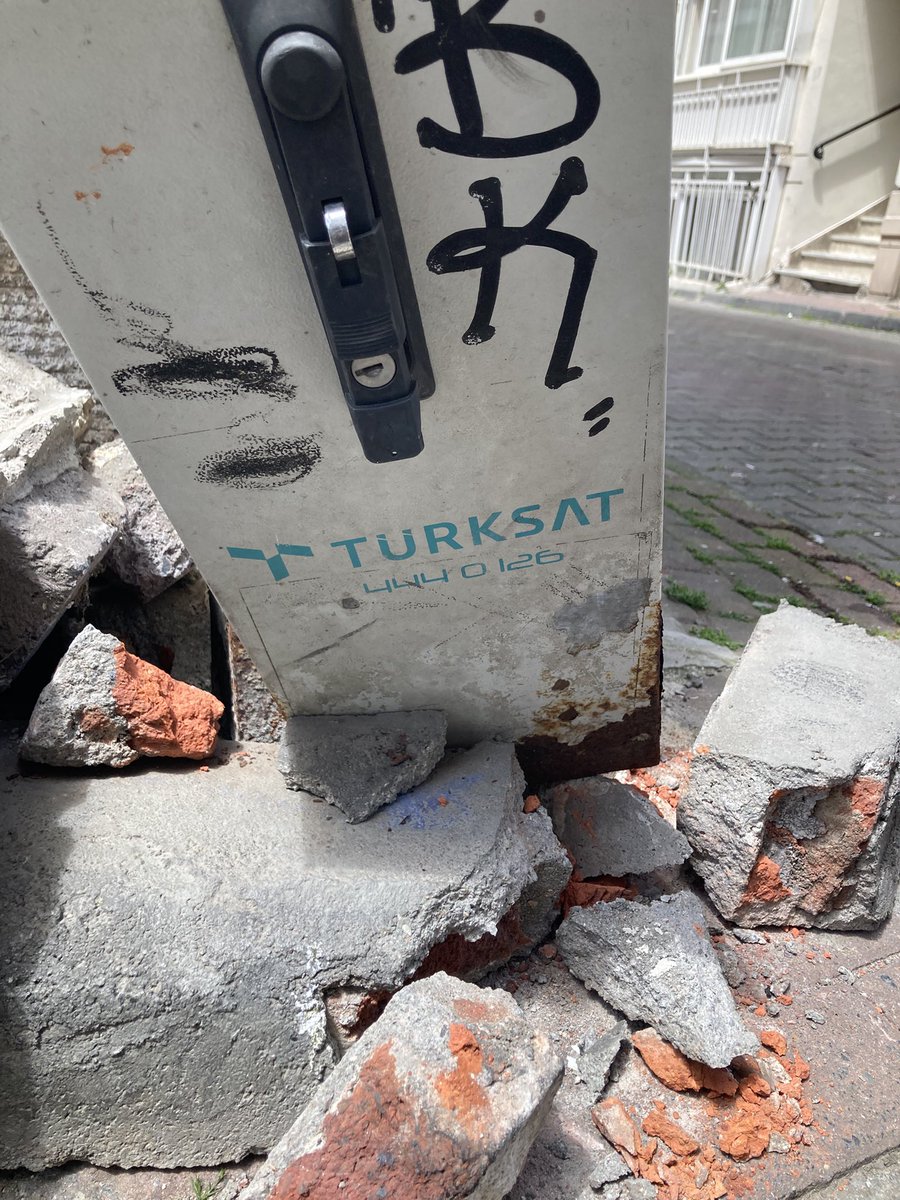 asiyeroglu's tweet photo. @TurksatAsistan @IBBcozummerkezi @uskudarbld apartmanımızın köşesindeki kaldırıma sürekli arabalar çarptığı ve buradan geçemediği için bu şekilde bir görüntü var lütfen burayla ilgilenirsin https://t.co/vqqU2Rd7RE