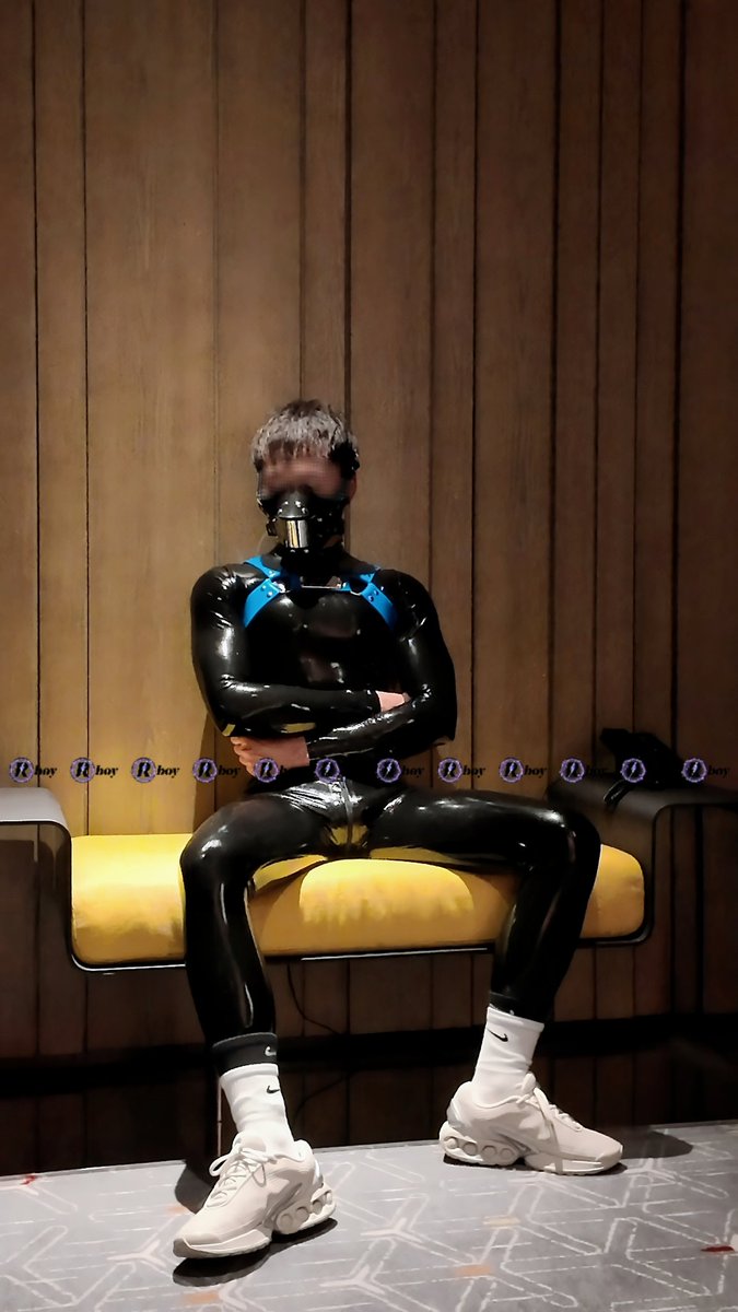 RubberBoy_C's tweet photo. 🔴🔵
#rubber #latex #gayfetish #乳胶衣 https://t.co/BxCrT2YrJ6