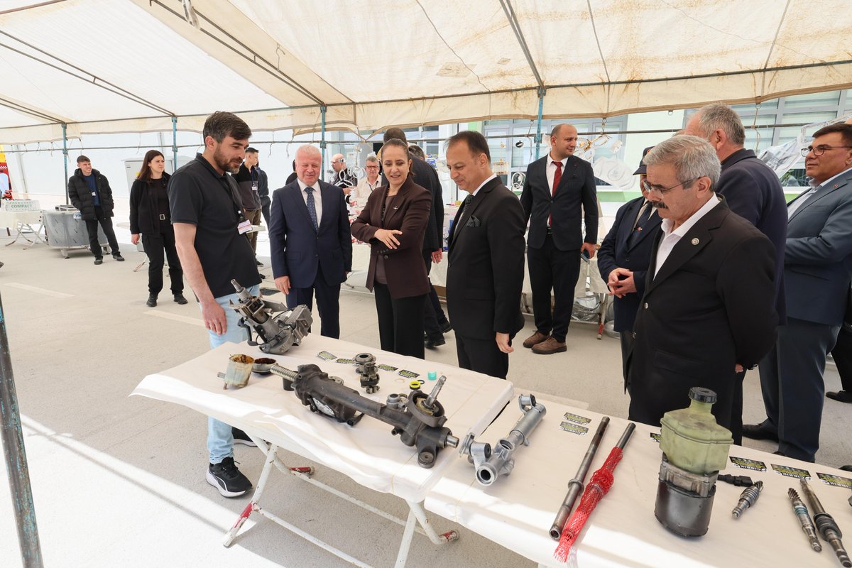 Burdurvalilik's tweet photo. 📌 Sayın Valimiz @TBBilgihan, Vali Yardımcımız Ökkeş Furkan Karakurt, il protokol üyeleri, sivil toplum kuruluşları ve oda temsilcileri ile iş insanlarının katılımıyla Burdur Mesleki ve Teknik Anadolu Lisesi’nde düzenlenen TÜBİTAK 4006 Bilim ve Yerli Sanayi Fuarı’nın açılışına katıldı.

Öğrencilerimizin hazırladığı bilimsel projeler ile ilimizdeki yerli firmaların ürün ve çalışmalarının sergilendiği fuarda, mesleki ve teknik eğitimin üretim, teknoloji ve sanayiyle buluşmasına yönelik önemli örnekler ortaya konuldu.

Fuar alanındaki stantları ziyaret eden Sayın Valimiz, öğrencilerden ve firma temsilcilerinden projeler hakkında bilgi alarak emeği geçen öğretmen, öğrenci ve sektör temsilcilerini tebrik etti.