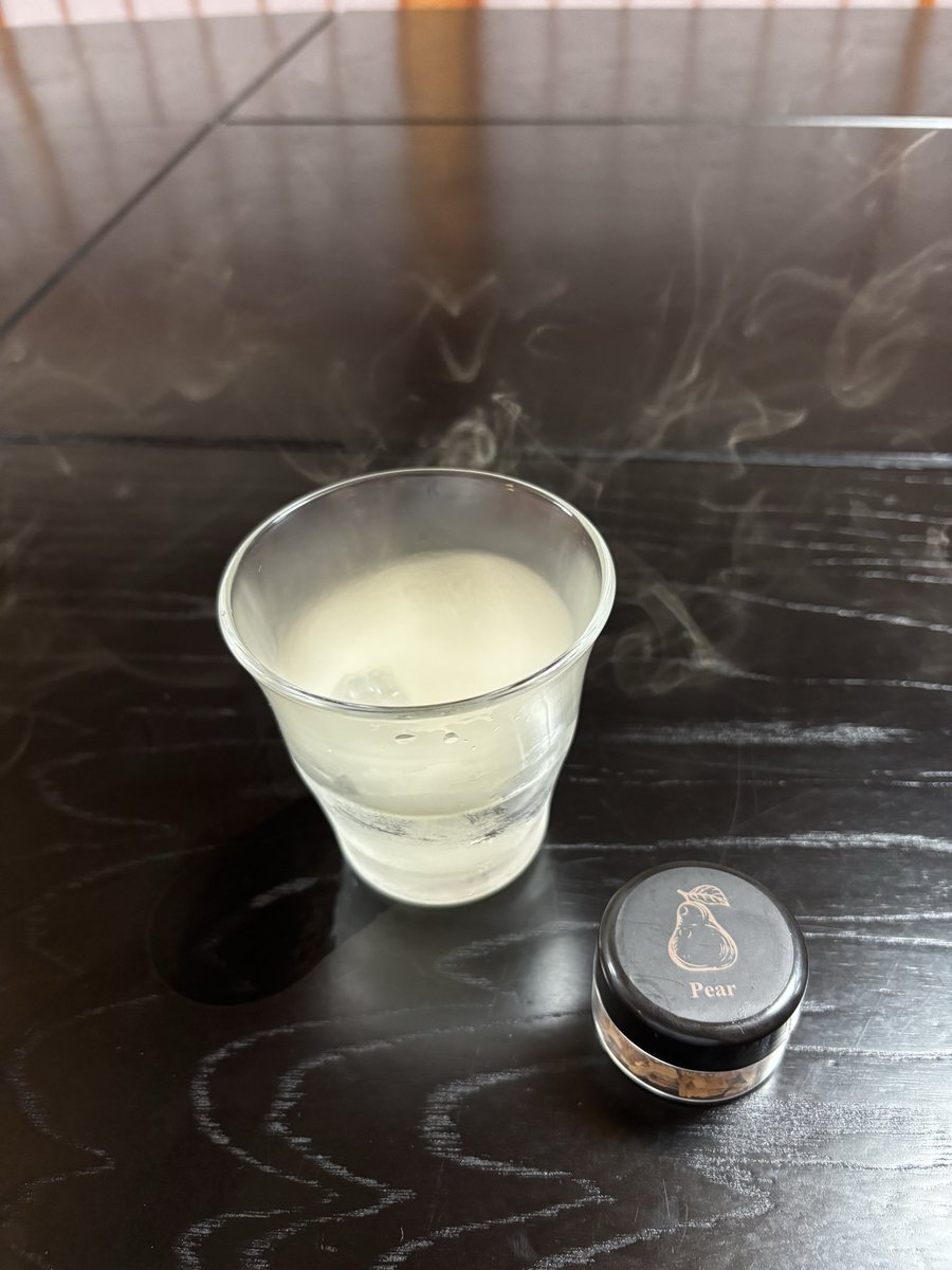 Lispon_zi's tweet photo. Ｎｏ．1
燻製ウィスキー
鼻腔に来るオークの匂いとウィスキー独特の風味が合わさりより深いけれどまろやかな美味しさとなった。

Ｎｏ．2
燻製日本酒
梨での燻製によりもはや別の飲み物へと変貌
美味い！美味いがこいつは日本酒か？？いや？？？？ん？？？米とは別の甘味を口、そして鼻で感じる https://t.co/Tbw4nctNdx