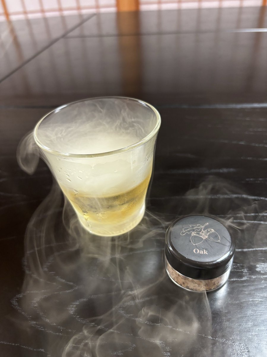 Lispon_zi's tweet photo. Ｎｏ．1
燻製ウィスキー
鼻腔に来るオークの匂いとウィスキー独特の風味が合わさりより深いけれどまろやかな美味しさとなった。

Ｎｏ．2
燻製日本酒
梨での燻製によりもはや別の飲み物へと変貌
美味い！美味いがこいつは日本酒か？？いや？？？？ん？？？米とは別の甘味を口、そして鼻で感じる https://t.co/Tbw4nctNdx