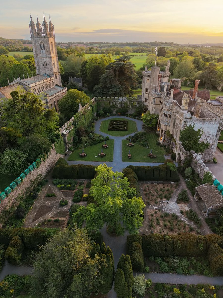 NatureRoot88's tweet photo. Thornbury Castle England https://t.co/kYDg1G9ZAL