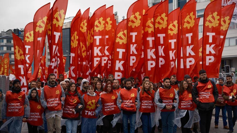 tkpuskudar's tweet photo. Emperyalizme karşı yurtseverler göreve!

Eşitlik, özgürlük, Cumhuriyet ve bağımsızlık için; Sosyalist Türkiye için TKP'ye katıl!

https://t.co/iYSv4SvjYG https://t.co/MdYnakusjv