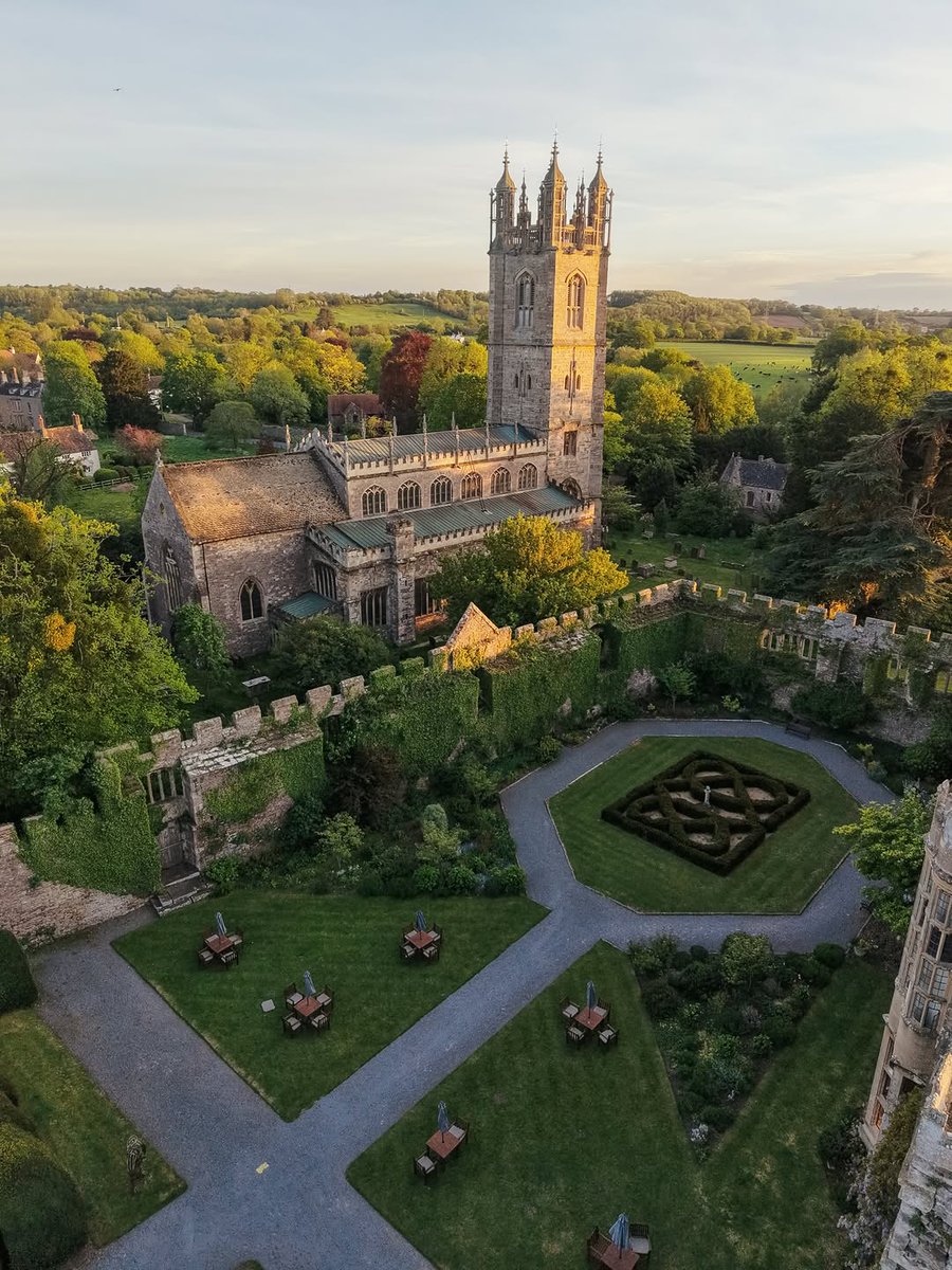 NatureRoot88's tweet photo. Thornbury Castle England https://t.co/kYDg1G9ZAL