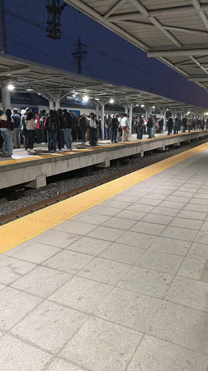 elicbe's tweet photo. @EFENos_ si está metro tren san Bernardo dirección alameda nos tuvieron un buen rato arriba sin decir nada nos hicieron bajar sin una explicación, servicio penca https://t.co/V5xz6jqCzO