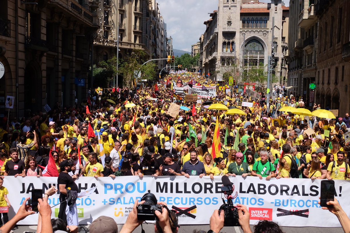 🔥 80.000 persones a la manifestació de Barcelona i un 70% de seguiment a tot el país. 

✊ Aquesta vaga educativa és un èxit i un pols al govern dèspota que dona l'esquena al col·lectiu educatiu!