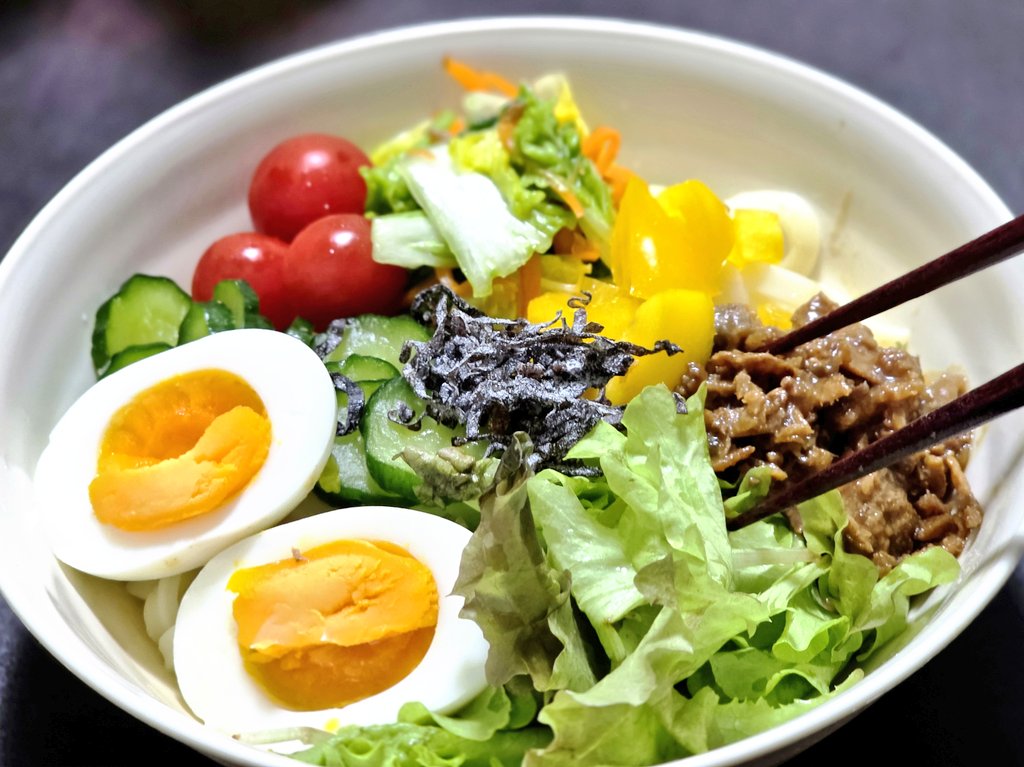 torisu0904's tweet photo. 今日はおうちでサラダうどん。
すげーどうでもいいけど、ストックフォトし始めたら、やたらとうまそうな写真がとれるようになってきた気がする。天井照明とスマホの力でこれですよ…。 https://t.co/At5Gw4PLDn