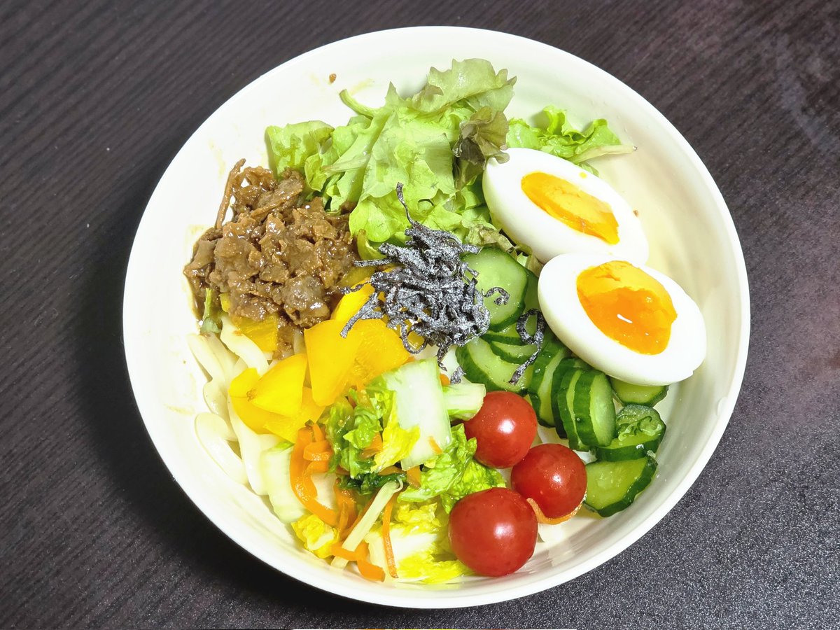 torisu0904's tweet photo. 今日はおうちでサラダうどん。
すげーどうでもいいけど、ストックフォトし始めたら、やたらとうまそうな写真がとれるようになってきた気がする。天井照明とスマホの力でこれですよ…。 https://t.co/At5Gw4PLDn