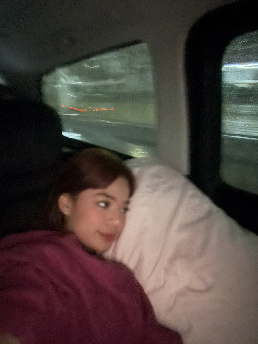bbearyblair's tweet photo. Dustin’s van? 🧐

Cause her van’s interior have wider window black panel. #mytruth #myobservation 😌 https://t.co/NLiHXNcsE6