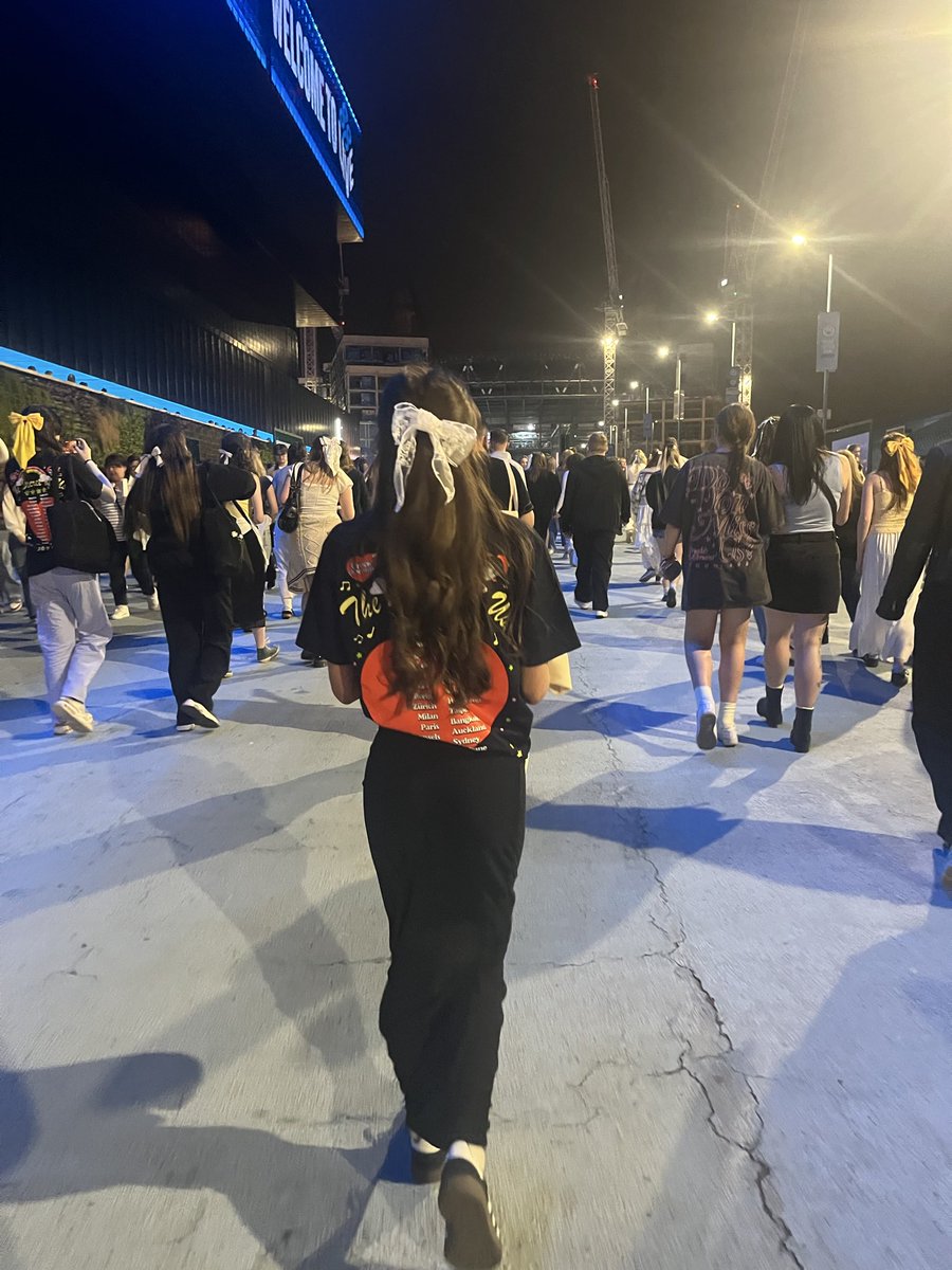 amay ꕤ ☆ ⸆⸉ IS SEEING ARIANA tweet media