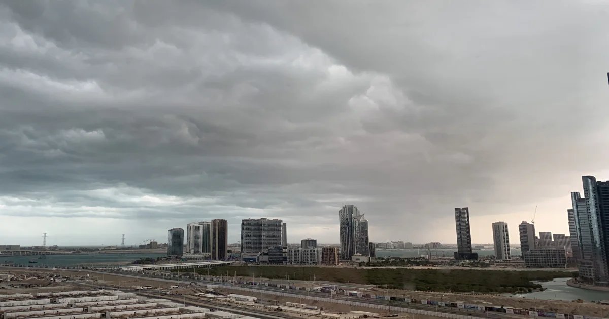 ever_list's tweet photo. UAE faces a tough week with 42°C heat, high humidity, blowing dust on Thursday–Friday, and rough seas in the Gulf. Stay safe with the latest NCM weather alerts.
Breaking News:https://t.co/MRXKMIJNdc
#UAEWeather #DubaiWeather #HeatWave #DustStorm #RoughSeas #WeatherAlert https://t.co/cLsmUShOqy